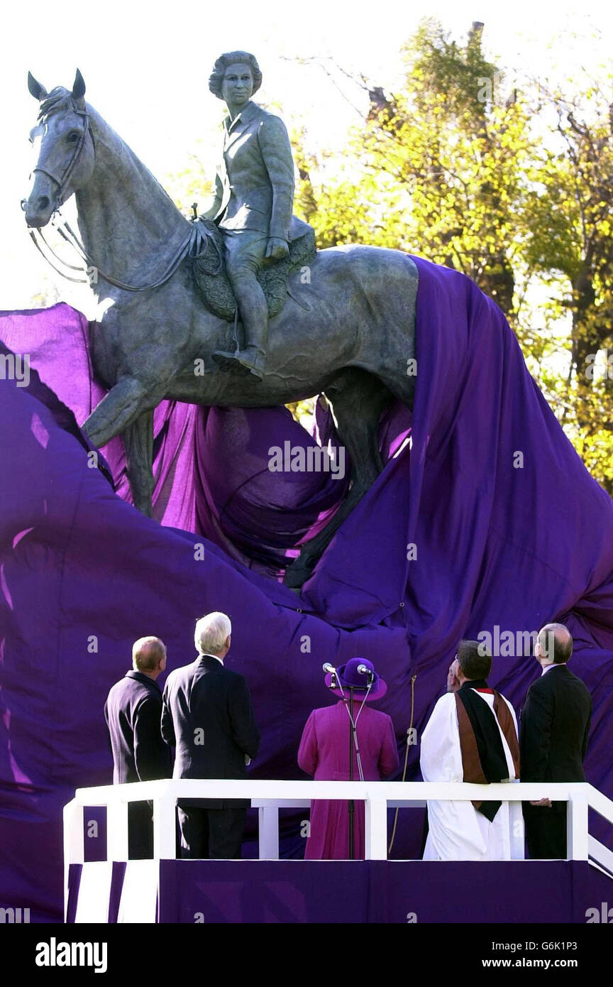 Königin enthüllt Statue Stockfoto