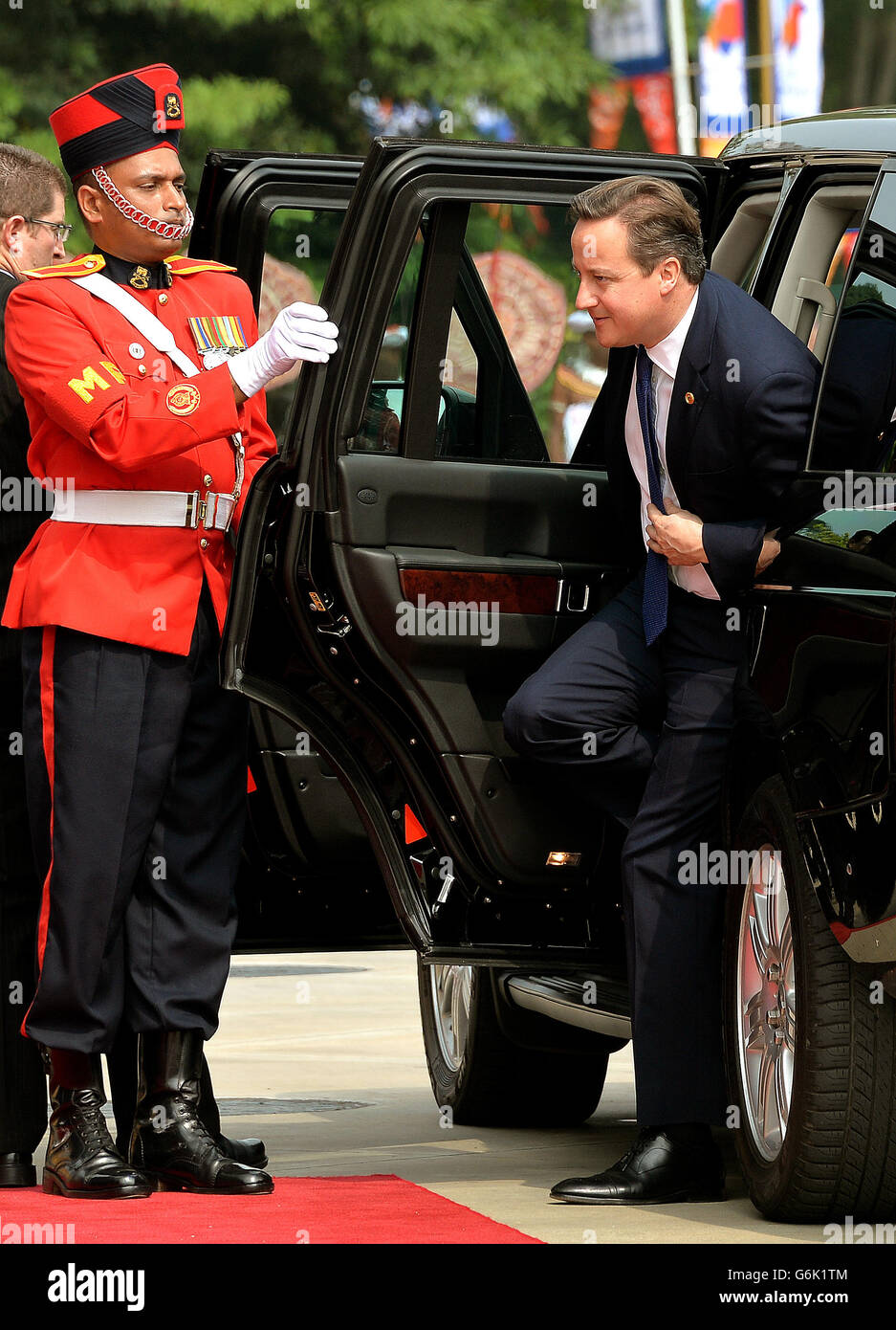 Premierminister David Cameron kommt zum Commonwealth Heads of Government Meeting (CHOGM) im Nelum Pokuna Theater in Colombo, Sri Lanka. Stockfoto