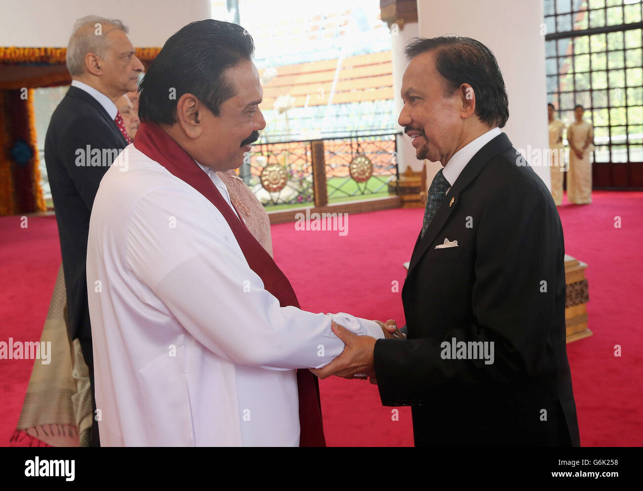 Brunei Sultan Hassanal Bolkiah wird von Präsident Mahinda Rajapaksa aus Sri Lanka beim Commonwealth Heads of Government Meeting (CHOGM) im Nelum Pokuna Theater in Colombo, Sri Lanka, begrüßt. Stockfoto