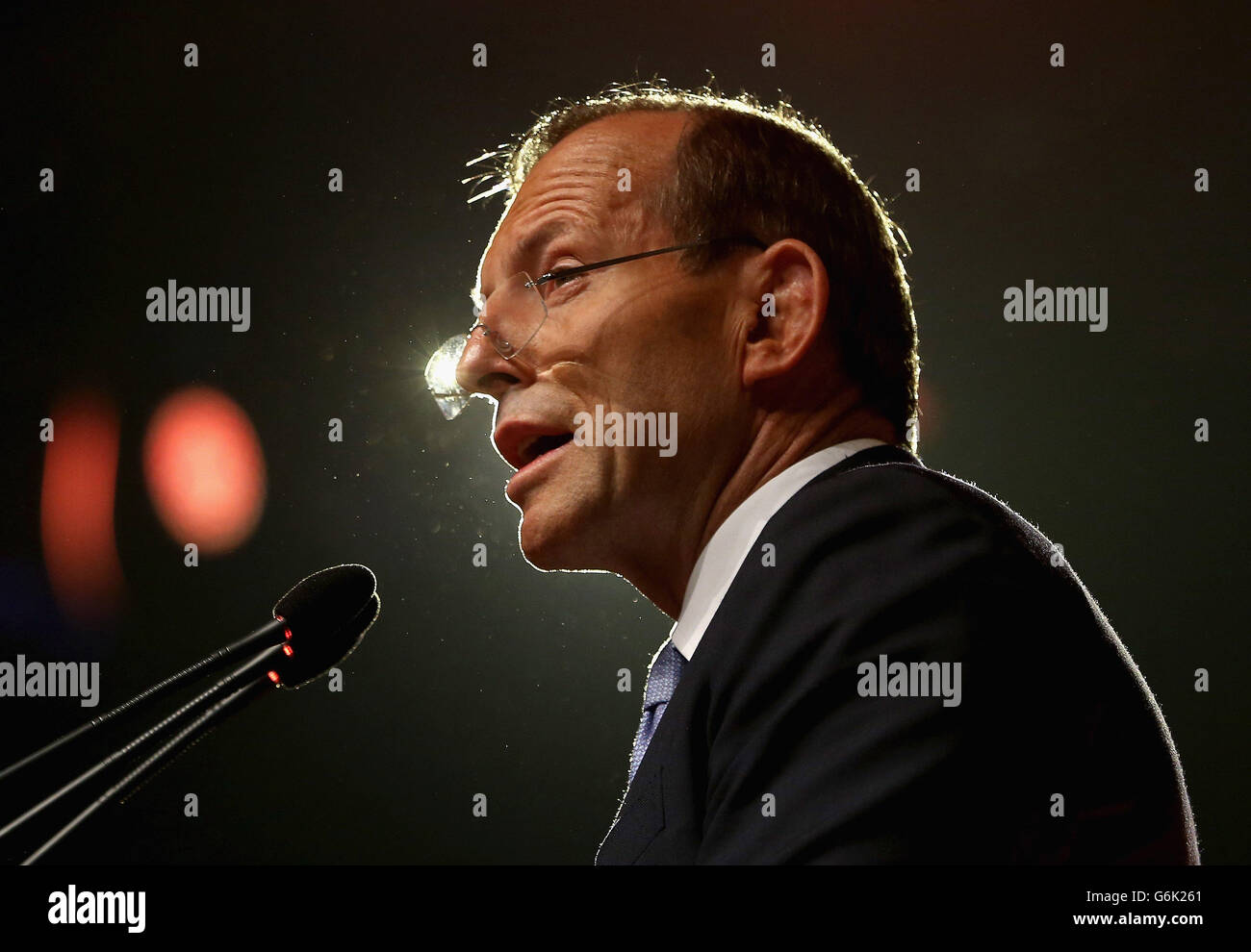 Der australische Premierminister Tony Abbott spricht bei der Eröffnungszeremonie des Commonwealth Heads of Government Meetings (CHOGM) im Nelum Pokuna Theater in Colombo, Sri Lanka. Stockfoto