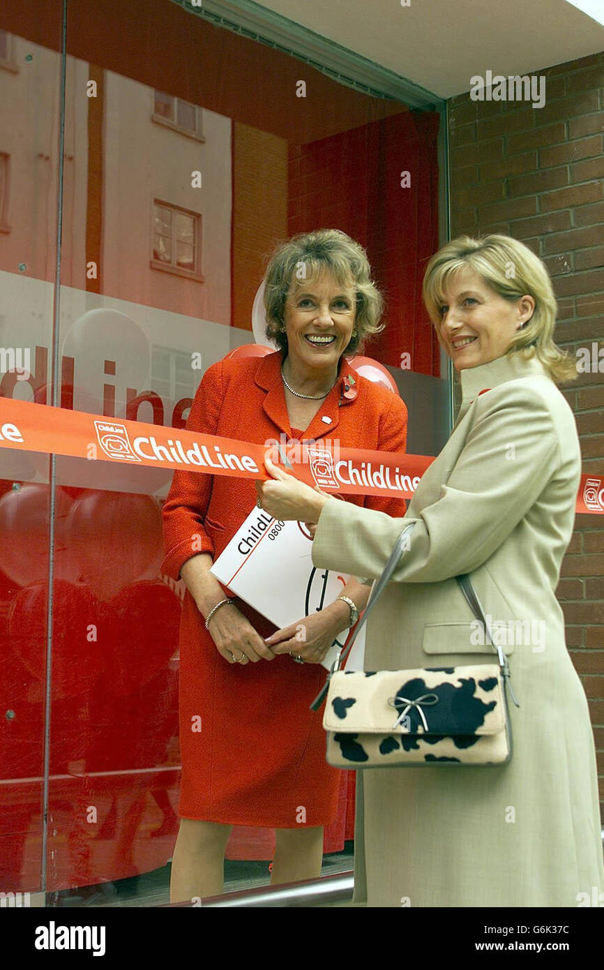 Die Gräfin von Wessex bei der offiziellen Eröffnung eines Nervenzentrums für den landesweiten Telefonberatungsdienst Childline für junge Menschen. In einem beigefarbenen Hosenanzug und einer weißen Bluse Schnitt die hochträchtige Gräfin die Bänder in den neuen Büros in der City of London mit der Kindergärtnerin Esther Rantzen. Hl061103 Stockfoto