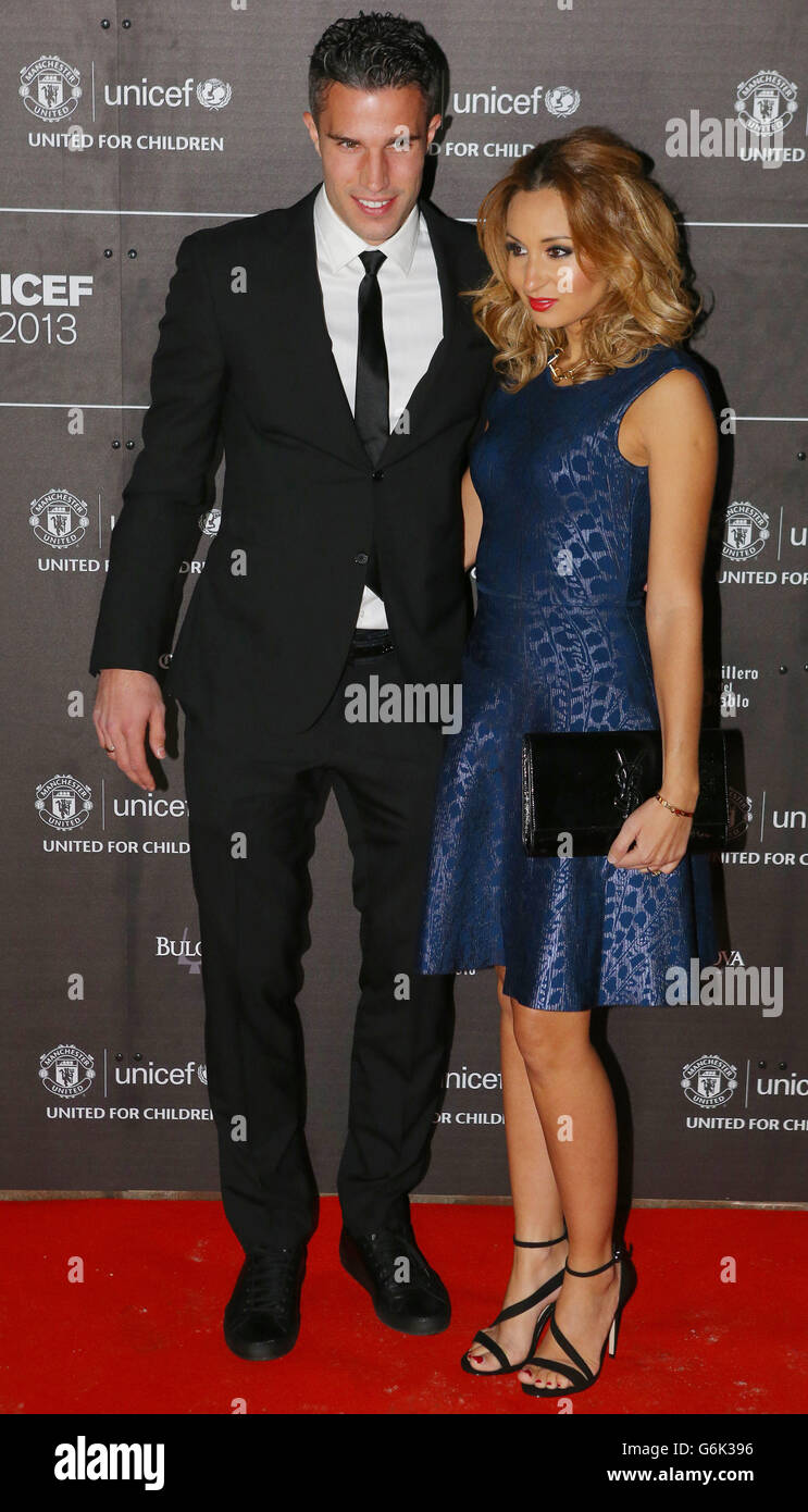 Robin van Persie und Frau Bouchra kommen zum UNICEF Gala Dinner bei den United an, einer jährlichen Spendenaktion, an der das gesamte Manchester United First Team in Old Trafford, Manchester, teilnahm. Stockfoto