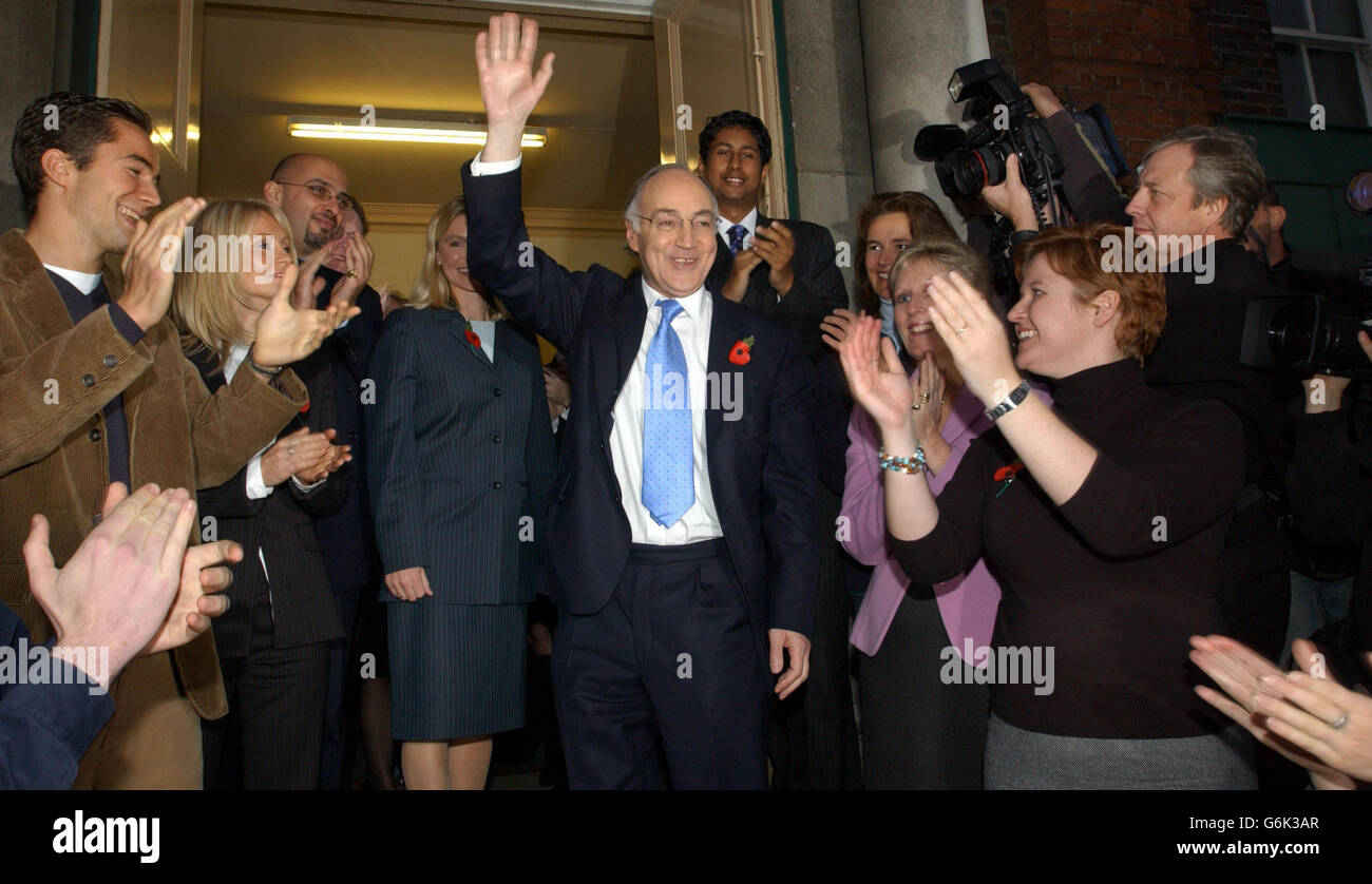 Der neu gewählte konservative Parteiführer Michael Howard kommt, um seine Dankesrede vor Parteimitgliedern in Roehampton im Südwesten Londons zu halten. Während seiner ersten öffentlichen Erklärung als neuer Tory Leader verkündete er, dass sein einfacher Ansatz war: "Versprechen Sie weniger, liefern Sie mehr." Herr Howard bestand darauf, dass die Menschen Fairness wollten. „Niemand sollte übermächtig sein. Nicht Gewerkschaften, keine Konzerne, nicht die Regierung, nicht die Europäische Union. Hl061103 Stockfoto