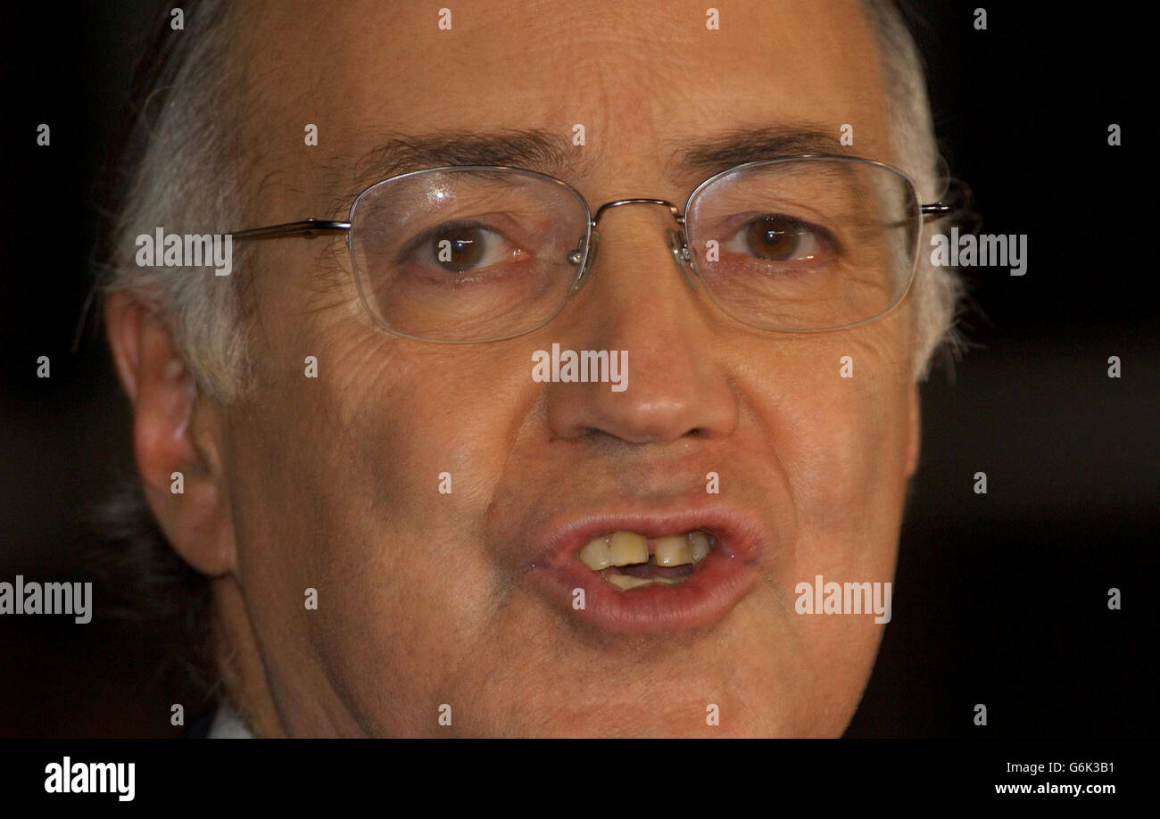 Michael Howard in Roehampton, im Südwesten Londons, als er seine erste öffentliche Erklärung als neuer Tory Leader abgab, verkündete er, dass sein einfacher Ansatz lautet: „ weniger versprechen, mehr liefern“. Howard bestand darauf, dass die Menschen Fairness wollten. * Niemand sollte übermächtig sein. Nicht Gewerkschaften, keine Konzerne, nicht die Regierung, nicht die Europäische Union. Stockfoto