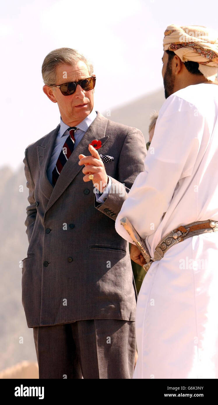 Der Prinz von Wales spricht mit seinem Führer während seiner Tour durch das Nakhal Fort im arabischen Staat Oman, nachdem er dramatisch als der Senior Royal genannt wurde, der angeblich an einem kompromittierenden Vorfall beteiligt war, der von einem Diener beobachtet wurde. Sir Michael Peat, Charles Privatsekretär, sagte den Medien am Donnerstag, dass er mit dem Prinzen gesprochen hatte, der ihm gesagt hatte, dass die Behauptung unwahr sei. Der Prinz ist auf einem offiziellen Besuch in Oman nach einer neuntägigen Tour durch Indien. Stockfoto