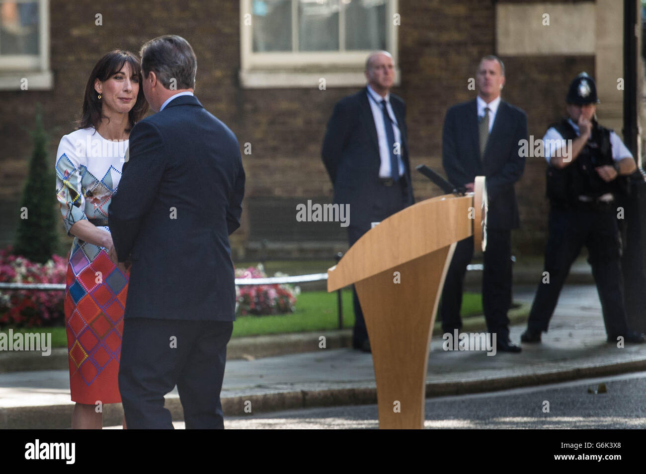 Premierminister David Cameron mit Frau Samantha außerhalb 10 Downing Street, London, wo er seinen Rücktritt angekündigt, nachdem Großbritannien gestimmt, der Europäischen Union in einer historischen Volksabstimmung zu verlassen die Westminster Politik in Unordnung geworfen hat und schickte das Pfund auf den Weltmärkten taumeln. Stockfoto