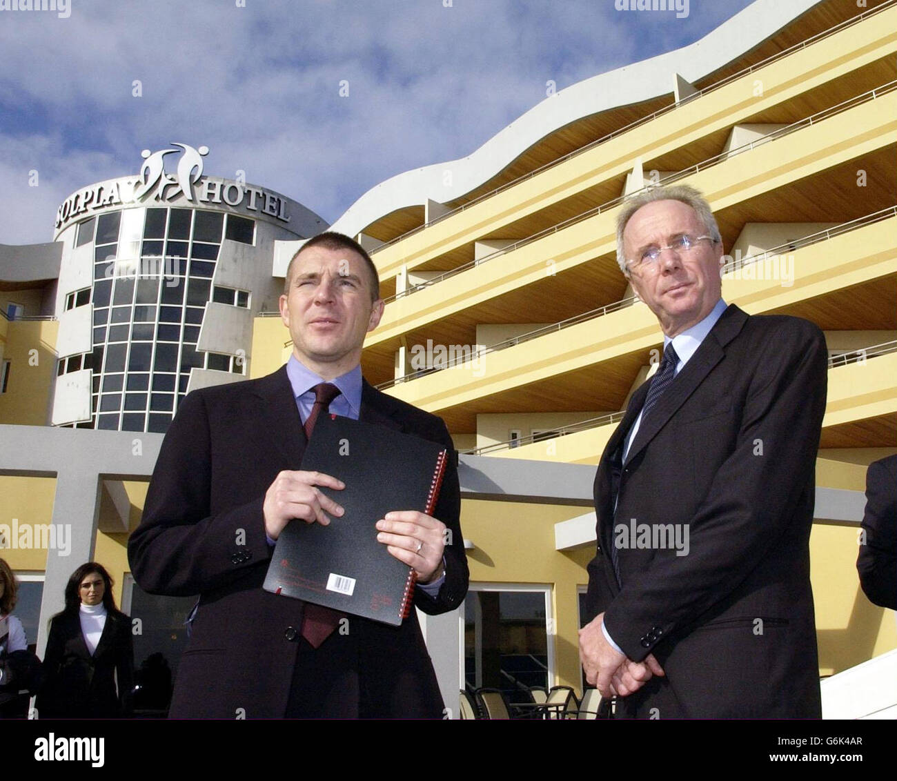 England-Manager Sven Goran Eriksson mit FA Communications und Marketing Director Paul Barber (links) vor dem Solplay Hotel, bei Lissabon, Portugal, das das englische Team als Trainingsbasis für das EM 2004-Finale nutzen wird. Eriksson gab bekannt, dass die Mannschaft, die sich für Dänemark in der Freundschaftsmannschaft dieses Wochenendes entschieden hat, gegen Dänemark auftreten wird, und verriet, dass James Beattie aus der Mannschaft gefallen ist, obwohl Michael Owen aufgrund einer Verletzung aus dem Spiel ausgeschlossen wurde. . Stockfoto