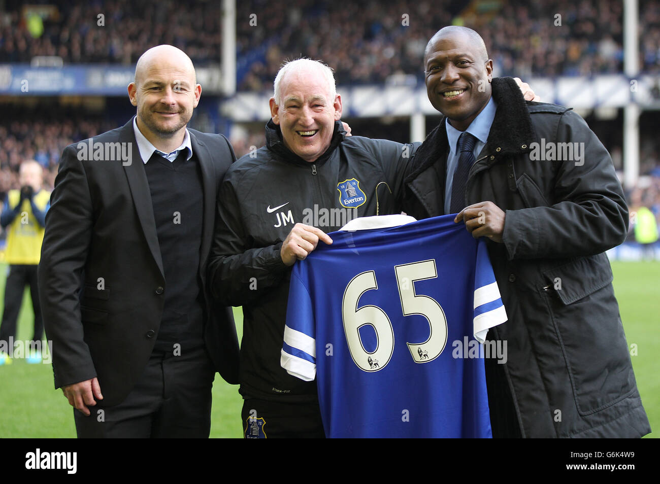 Everton Kit Manager Jimmy Martin (Mitte) während einer Halbzeitpräsentation mit den alten Jungs Lee Carsley und Kevin Campbell (rechts) Stockfoto