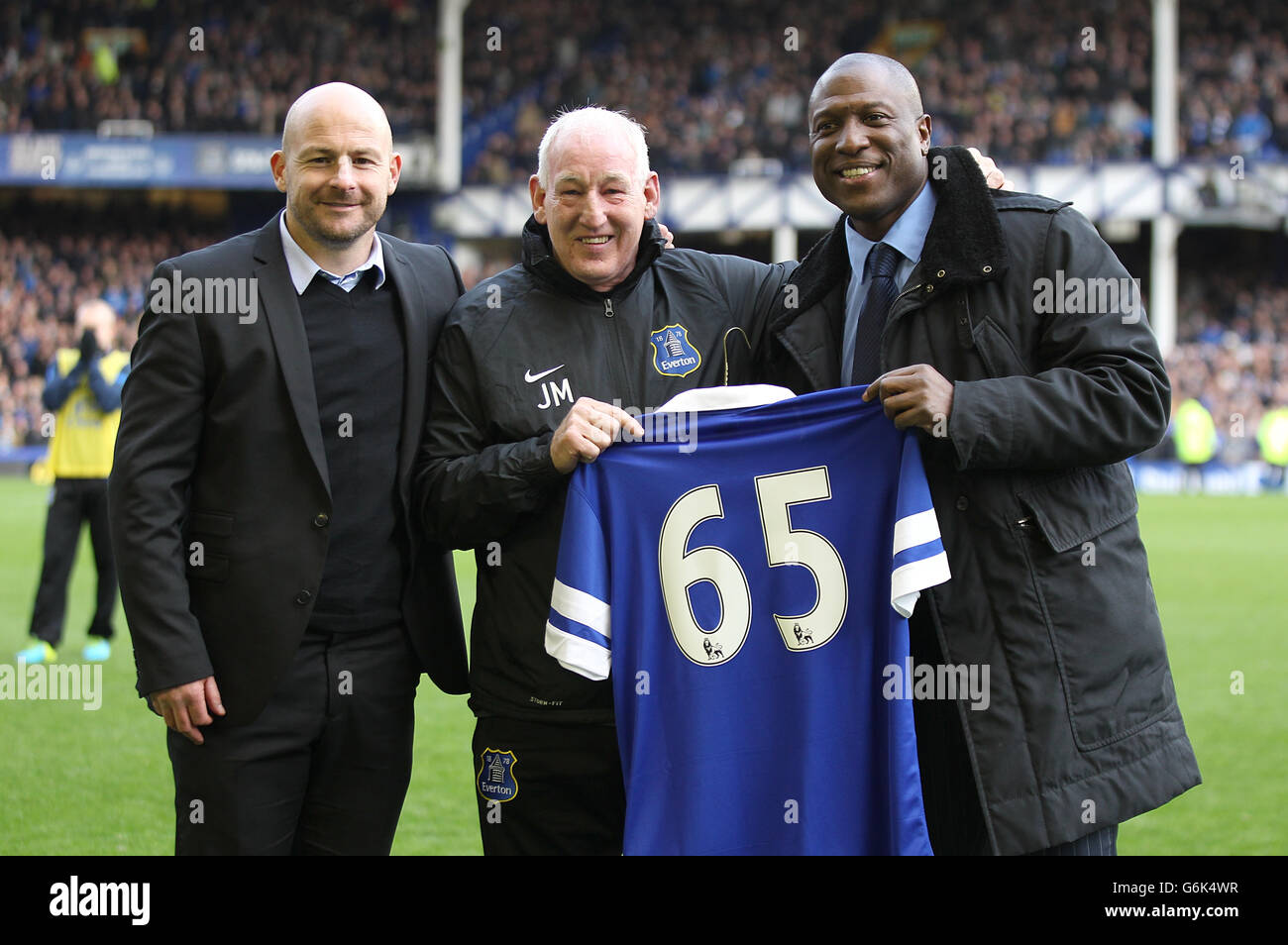 Everton Kit Manager Jimmy Martin (Mitte) während einer Halbzeitpräsentation mit den alten Jungs Lee Carsley und Kevin Campbell (rechts) Stockfoto