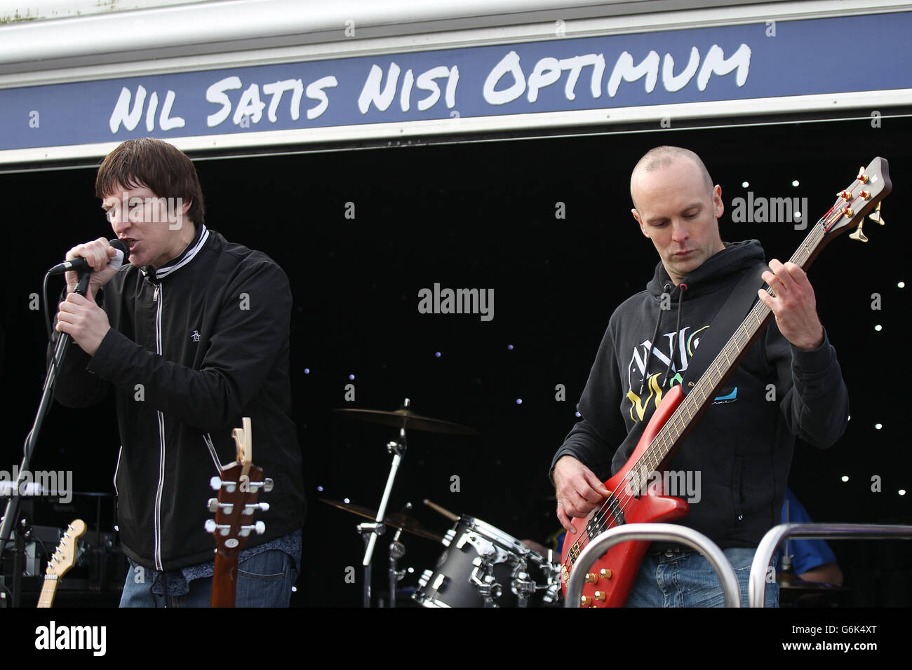 Vinyls treten auf der Bühne in der Fan-Zone außerhalb des Goodison Park auf Stockfoto
