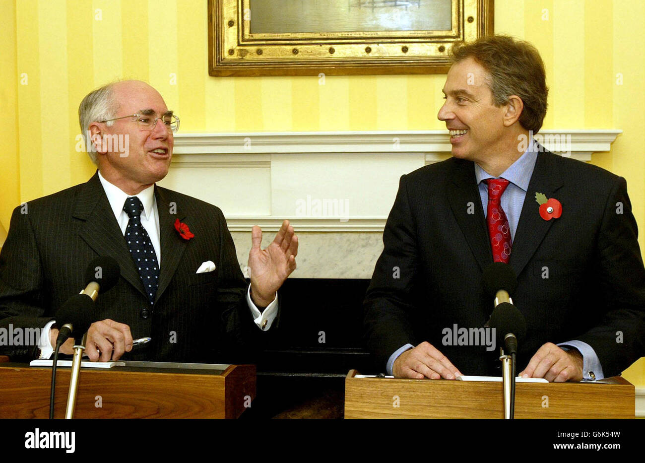 Der australische Premierminister John Howard (links) mit seinem britischen Amtskollegen Tony Blair während einer Pressekonferenz in der Downing Street. Herr Howard befindet sich auf einem fünftägigen offiziellen Besuch. Stockfoto