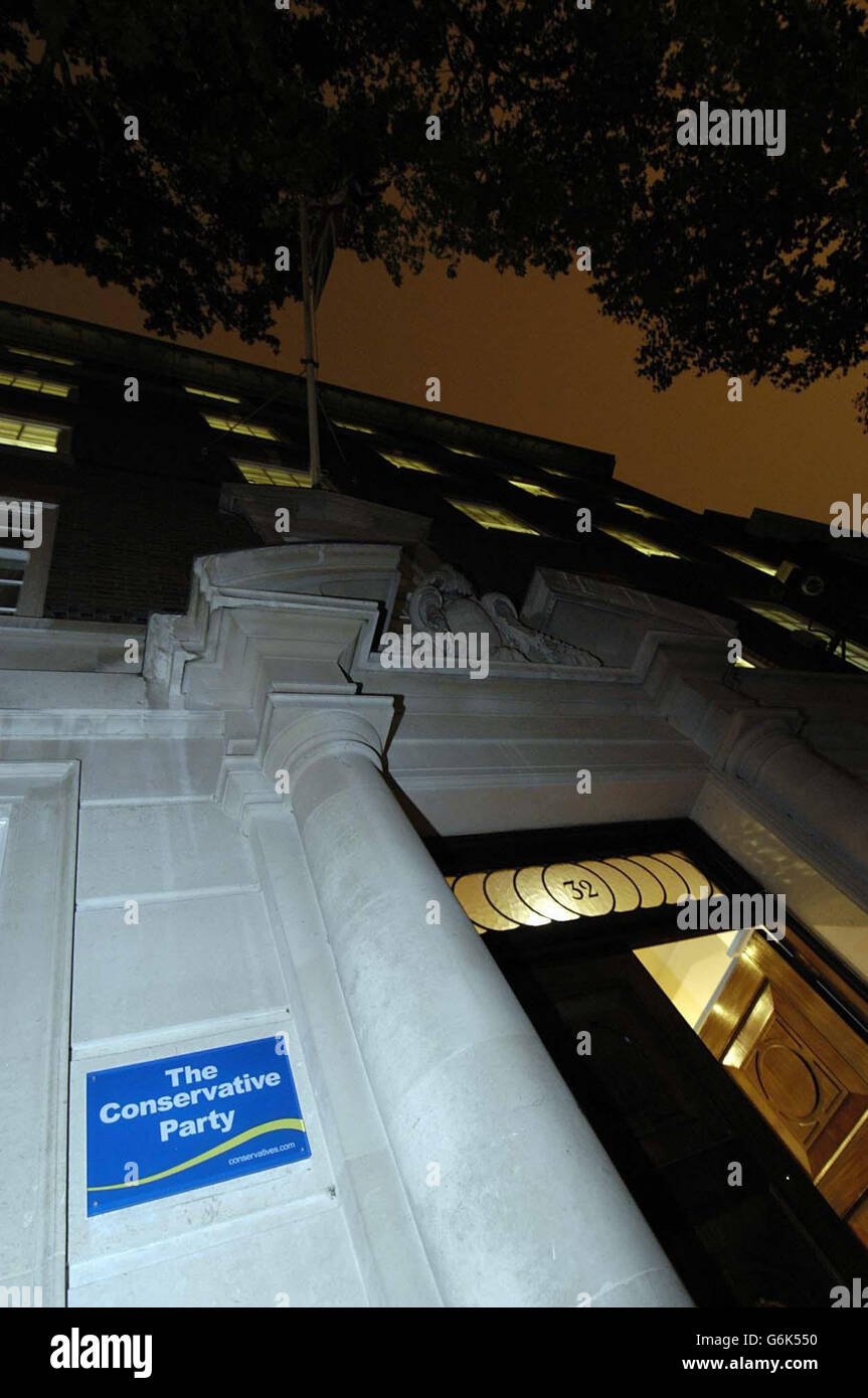 Allgemeine Ansicht des konservativen Zentralbüros am Smith Square, London. Die Konservativen haben angekündigt, dass sie ihr historisches Hauptquartier verkaufen werden, um dringend benötigte Parteigelder zu beschaffen. Der neue Führer Michael Howard hofft, rund 6 Millionen aus dem Umzug aus dem Zentralbüro, aus dem die Partei seit 45 Jahren besteht, zu sammeln. Stockfoto