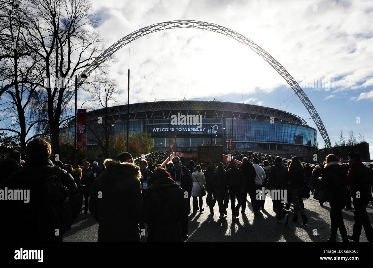 Fans kommen nach Wembley, um das Halbfinale der Weltmeisterschaft im Wembley Stadium, London, zu besuchen. Stockfoto