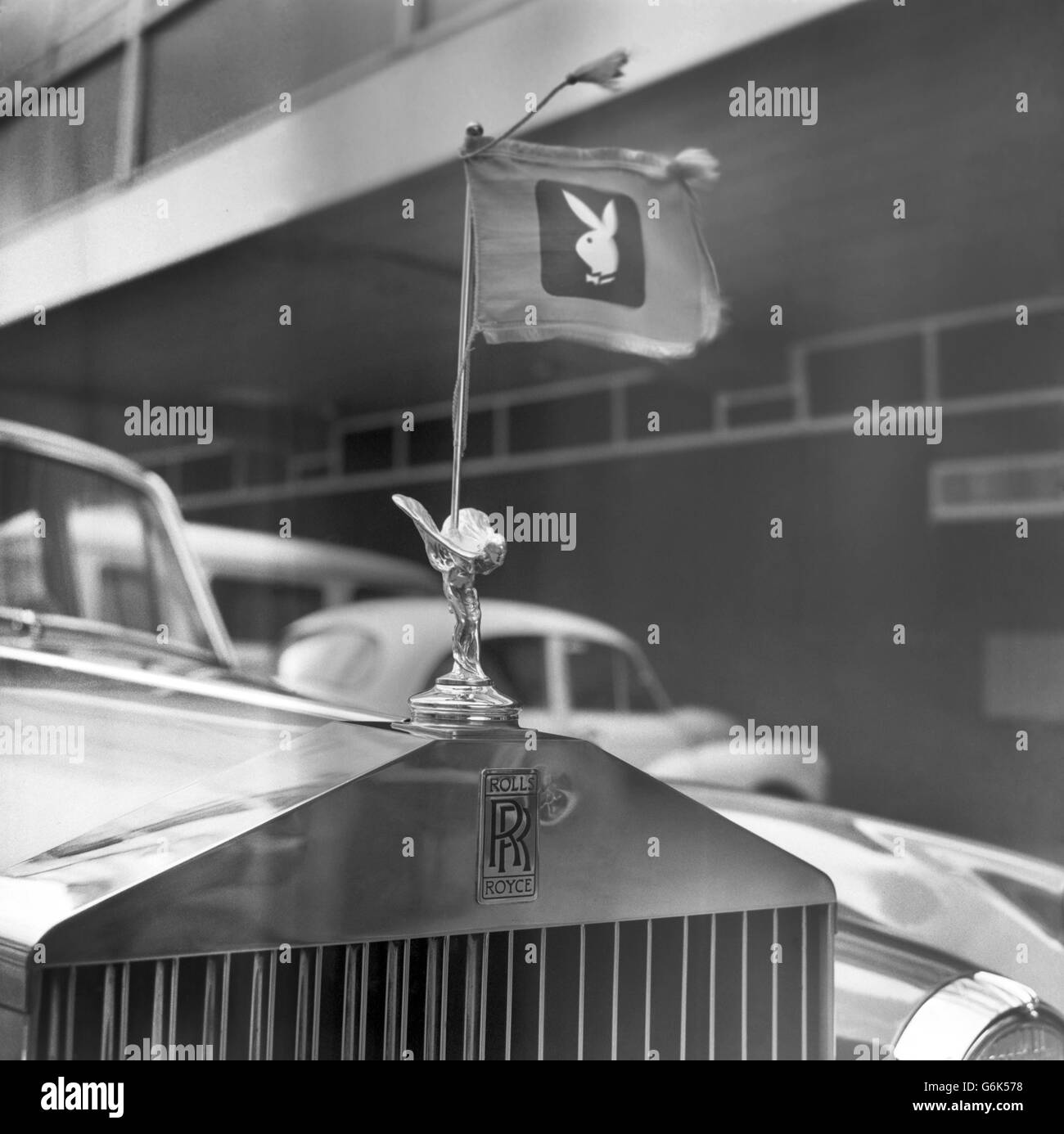 Das Abzeichen der Hasen auf einem Rolls Royce am Londoner Flughafen. Es war das Auto, das Hugh Hefner, den Playboy-Chef, nach der Ankunft am Flughafen aus Amerika nach London brachte. Er ist hier, um an der offiziellen Eröffnung seines ersten Playboy Clubs in Europa in der Londoner Park Lane teilzunehmen. Fünfzig der hundert Club Bunnies begrüßten ihn am Flughafen. Hefner ist der 40-jährige Herausgeber des Playboy Magazine und Präsident von Playboy Clubs International. Stockfoto