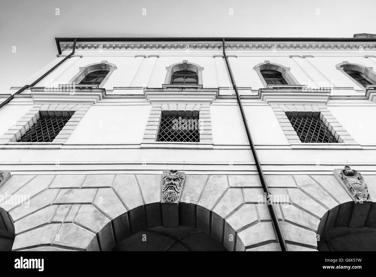 Fassade eines alten italienischen mittelalterlichen Gebäudes. Stockfoto