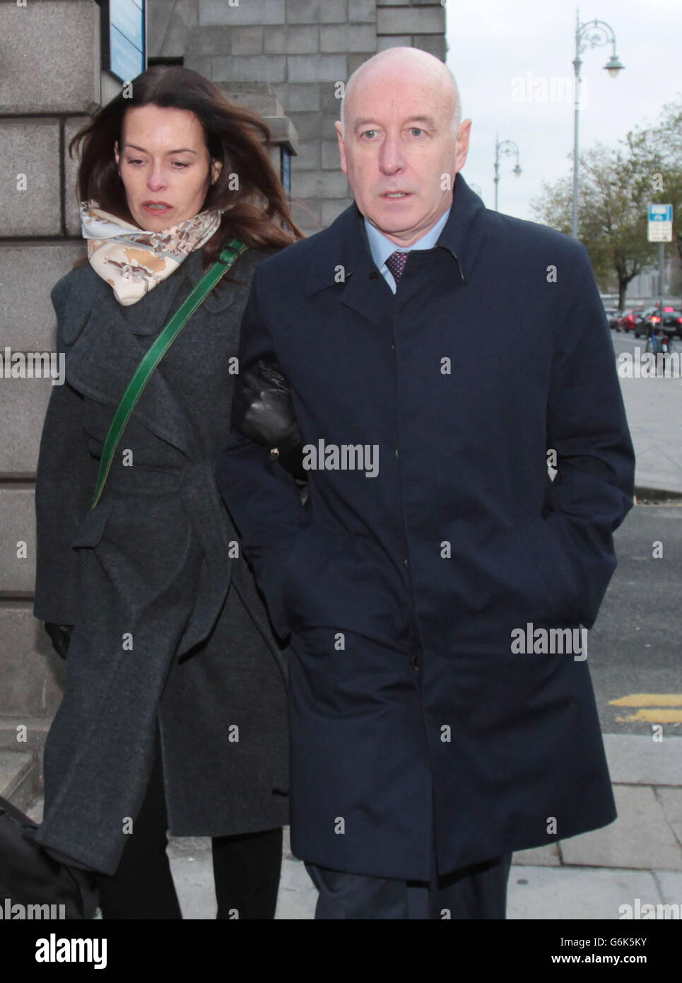 Anthony Lyons kommt mit einer nicht identifizierten Frau vor den Strafgerichtshof in Dublin, wo er wegen eines Überfalls auf eine Frau mit einer überarbeiteten Strafe konfrontiert wird, nachdem der Gerichtshof entschieden hatte, dass die ursprüngliche Haftstrafe zu milde war. Stockfoto