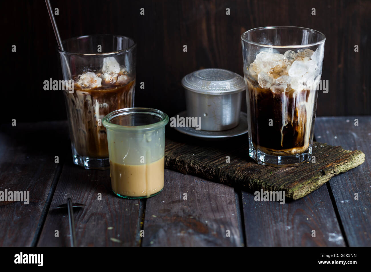 Vietnamesischen Eiskaffee mit starken Kaffee, Eis, gezuckerte Kondensmilch Stockfoto