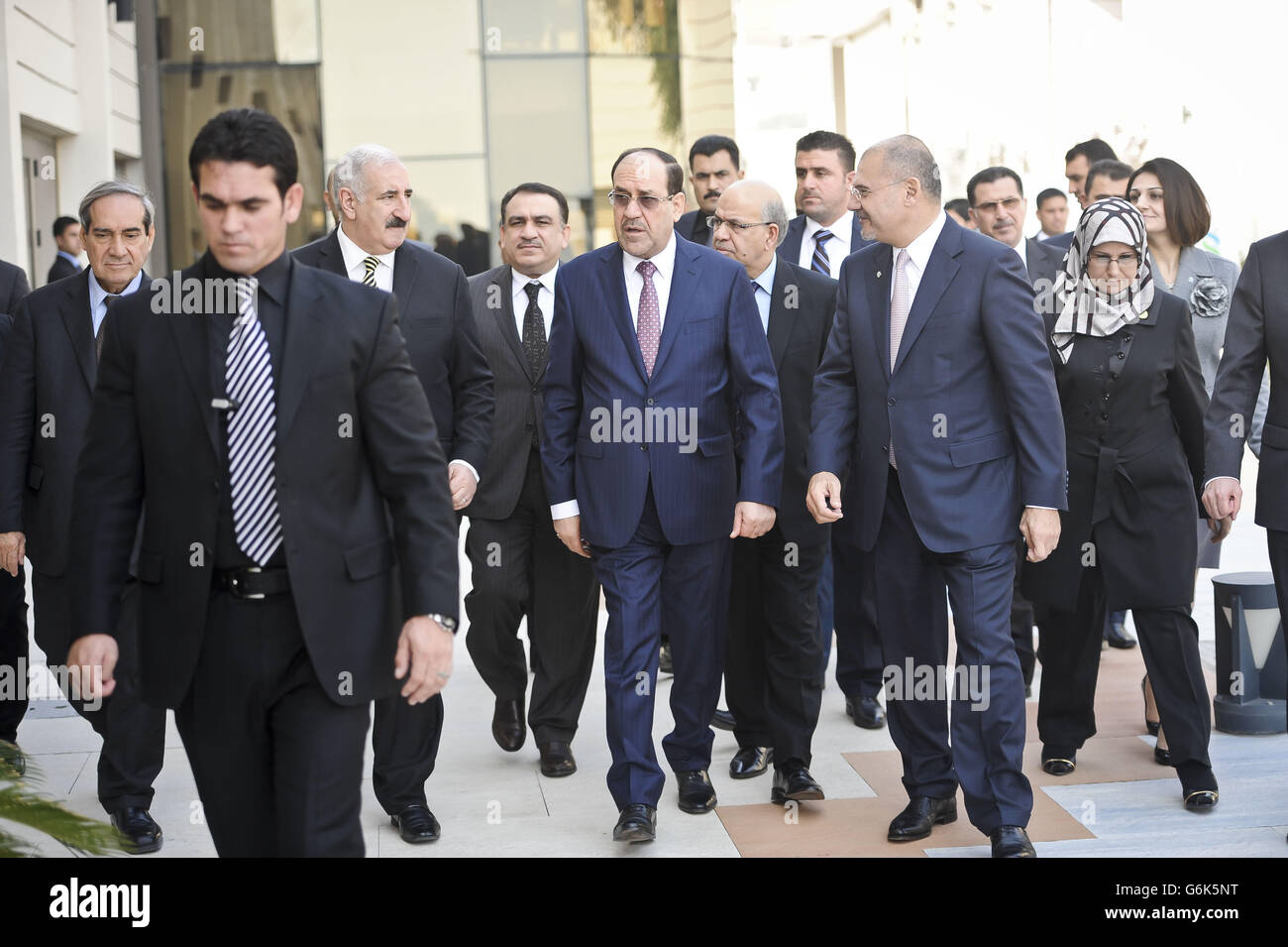 Der irakische Premierminister Nuri Al-Maliki (Mitte) nimmt an der Eröffnung der ersten Niederlassung der britischen Bank Standard Chartered, in, Bagdad, Irak, Teil, die offiziell vom Premierminister des Landes eröffnet wurde, was als wichtiger Meilenstein in seiner Erholung bezeichnet wird. Stockfoto
