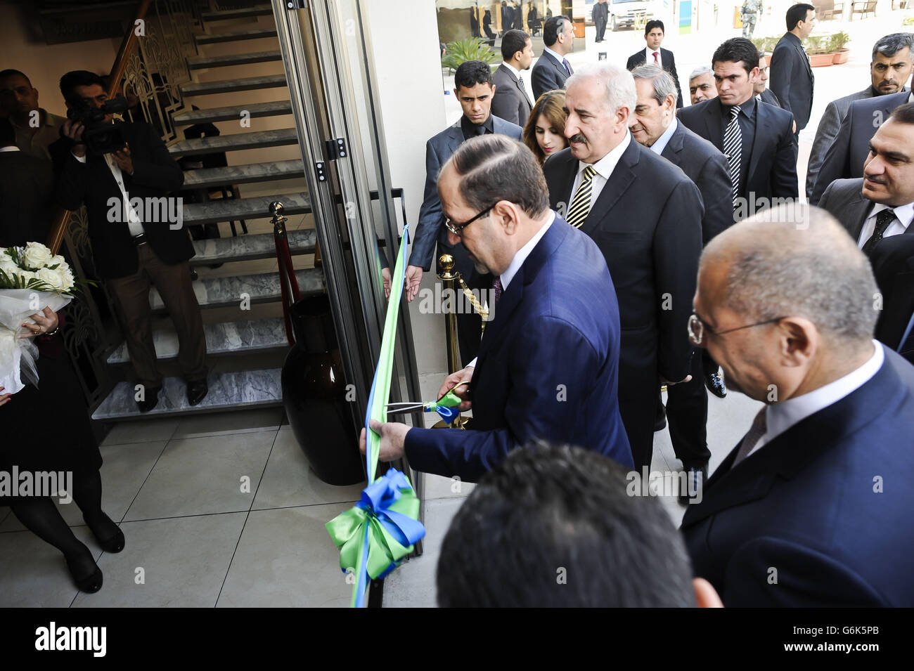 Der irakische Premierminister Nuri Al-Maliki schneidet ein Band, als er offiziell die erste Niederlassung der britischen Bank Standard Chartered, in, Bagdad, Irak, eröffnet, was als ein wichtiger Meilenstein in ihrer Erholung gilt. Stockfoto
