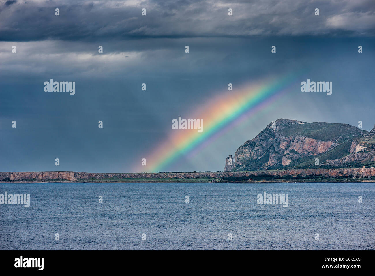 Italien, Sizilien, Provinz von Trapani, Klettern rock Monte Monaco, Gewitterstimmung und Regenbogen Stockfoto