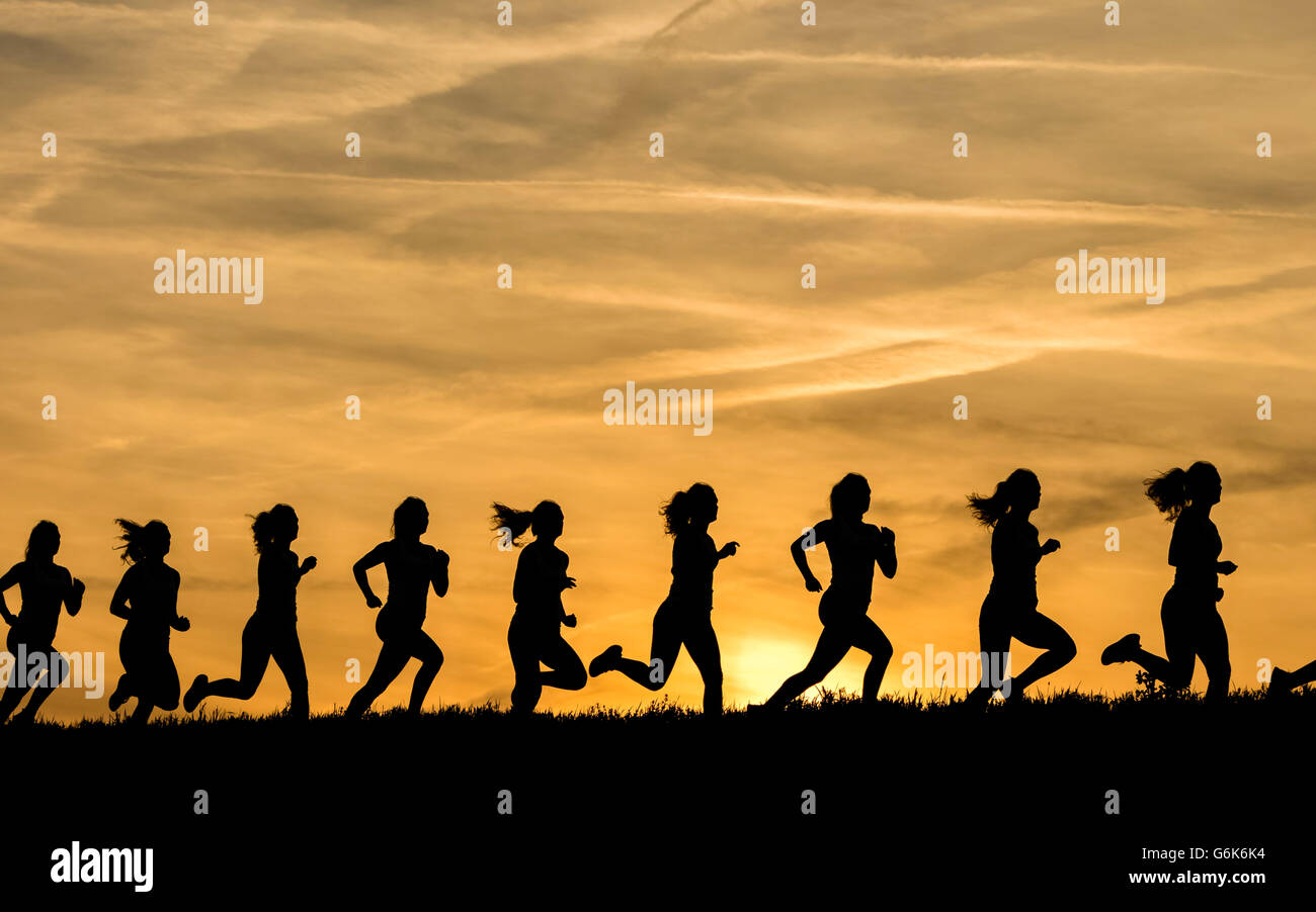Silhouette des weiblichen Jogger bei Sonnenuntergang, Sequenz, Phasen Stockfoto