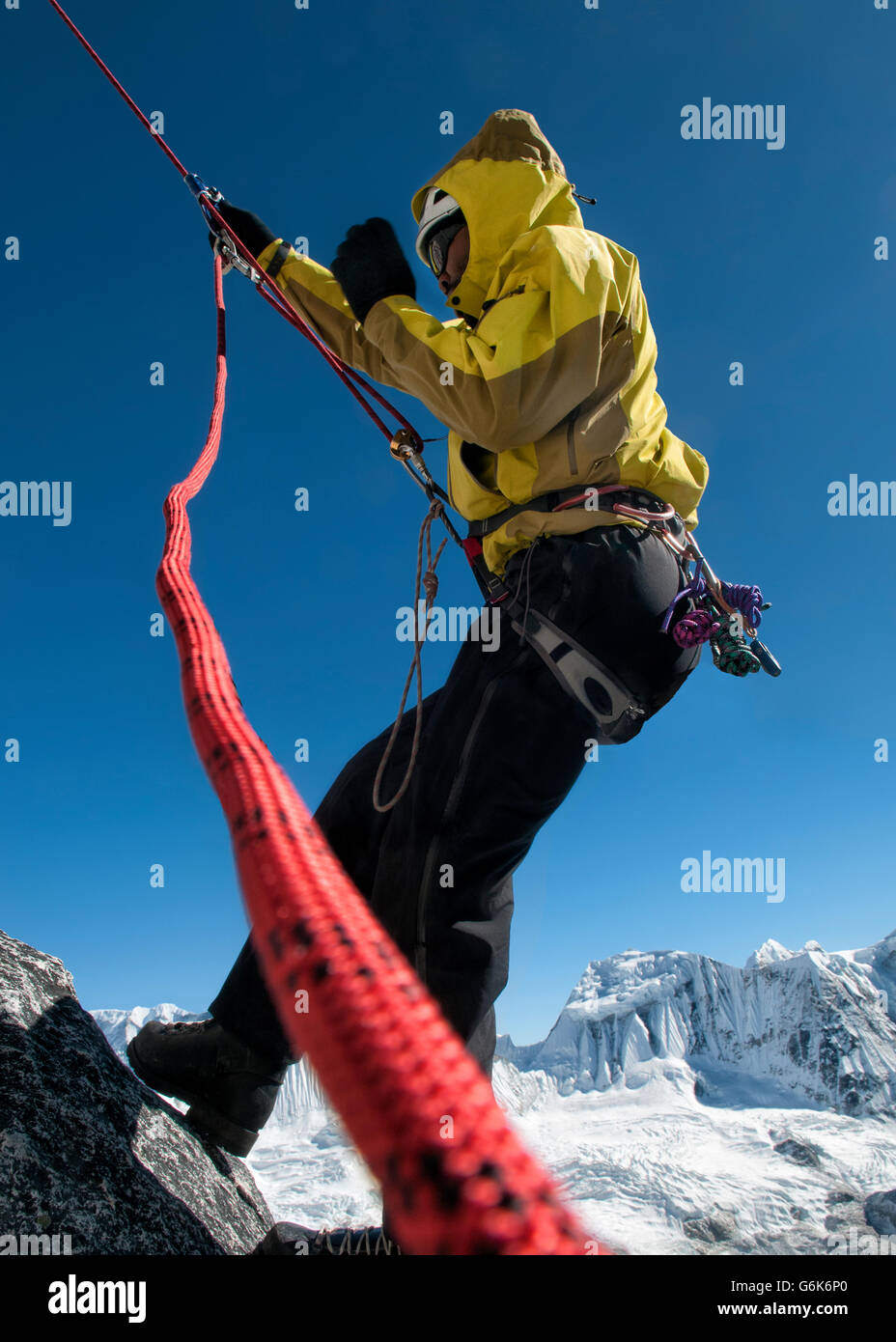 Nepal, Himalaya, Solo Khumbu, Everest Region Ama Dablam, Bergsteiger mit Seil an Felswand Stockfoto