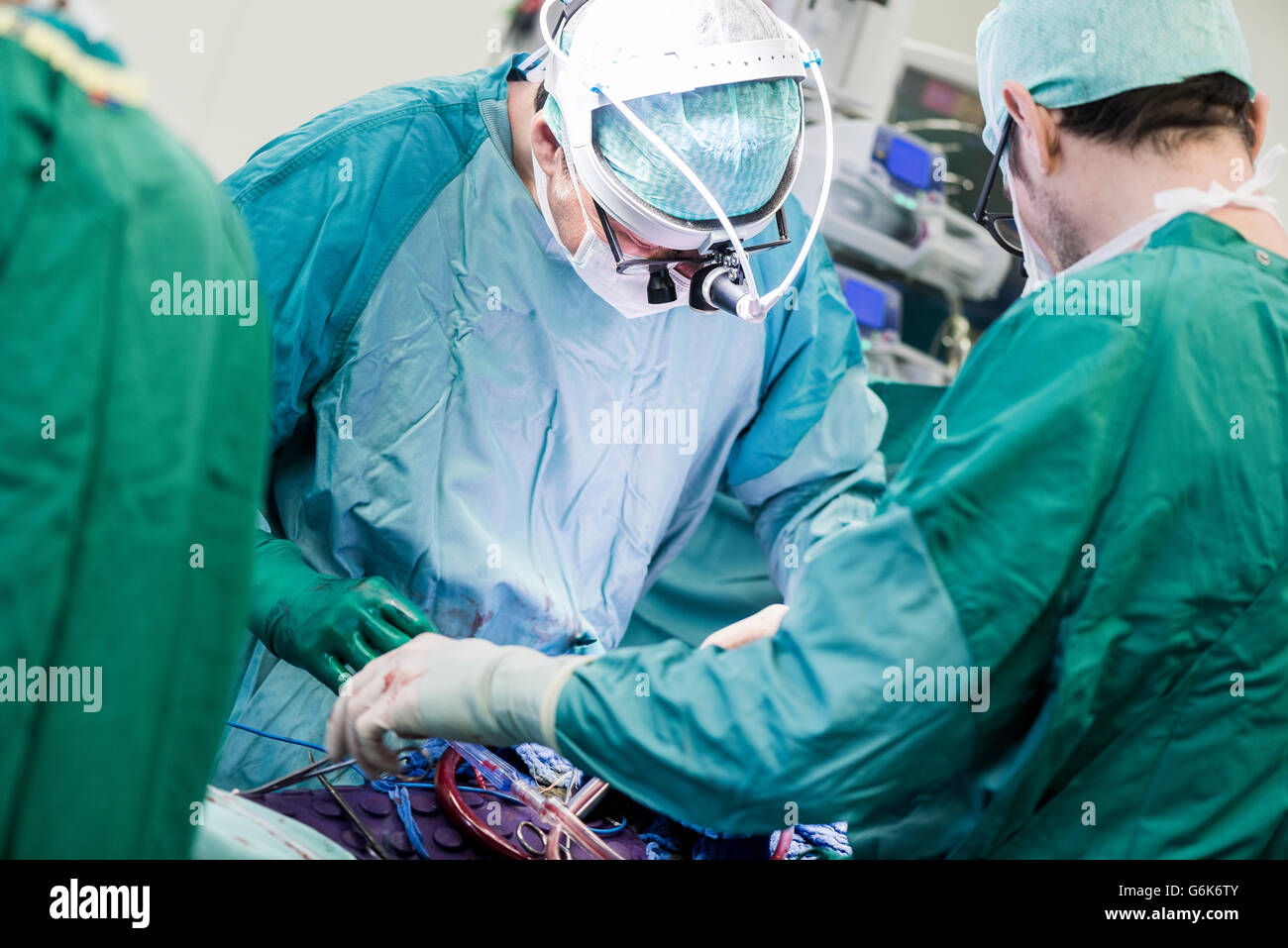 Herzchirurgen und OP-Krankenschwester während einer Herzoperation Stockfoto