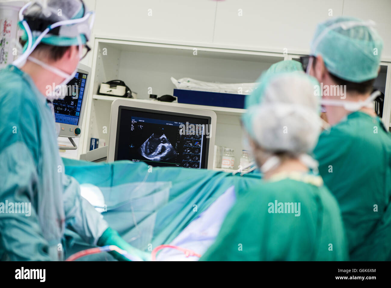 Herzchirurgen und OP-Krankenschwester auf monitor Stockfoto