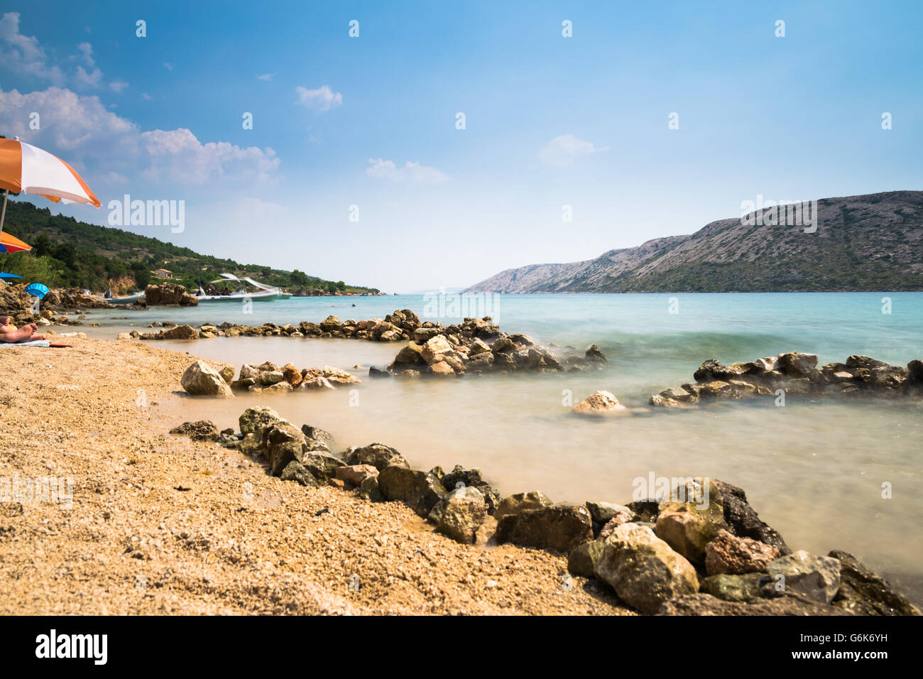 Die unberührte Küste und kristallklarem Wasser der Insel Rab, Kroatien. Stockfoto