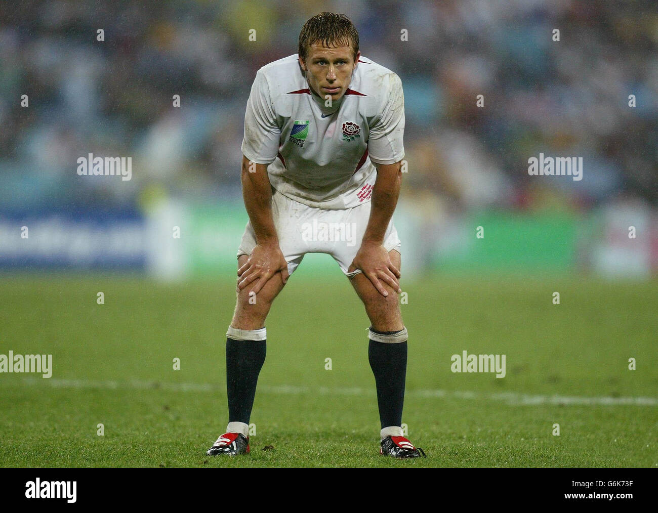 Keine Nutzung des Mobiltelefons. Websites dürfen während des Spiels nur alle fünf Minuten ein Bild verwenden. Englands Jonny Wilkinson bei ihrem Sieg über Frankreich 24-7 im Halbfinale der Rugby-Weltmeisterschaft im Telstra Stadium, Sydney. Stockfoto