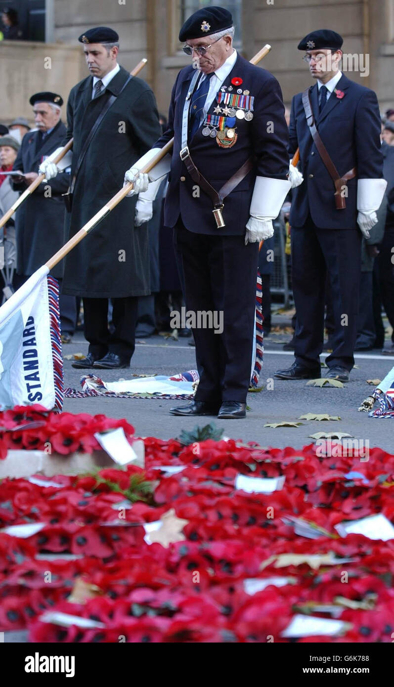 Jüdische Ex-Soldaten, Flieger und Matrosen nehmen an der jährlichen Gedenkparade im Cenotaph in London Teil, die von der Association of Jewish Ex-SoldatInnen and Women organisiert wird. Stockfoto