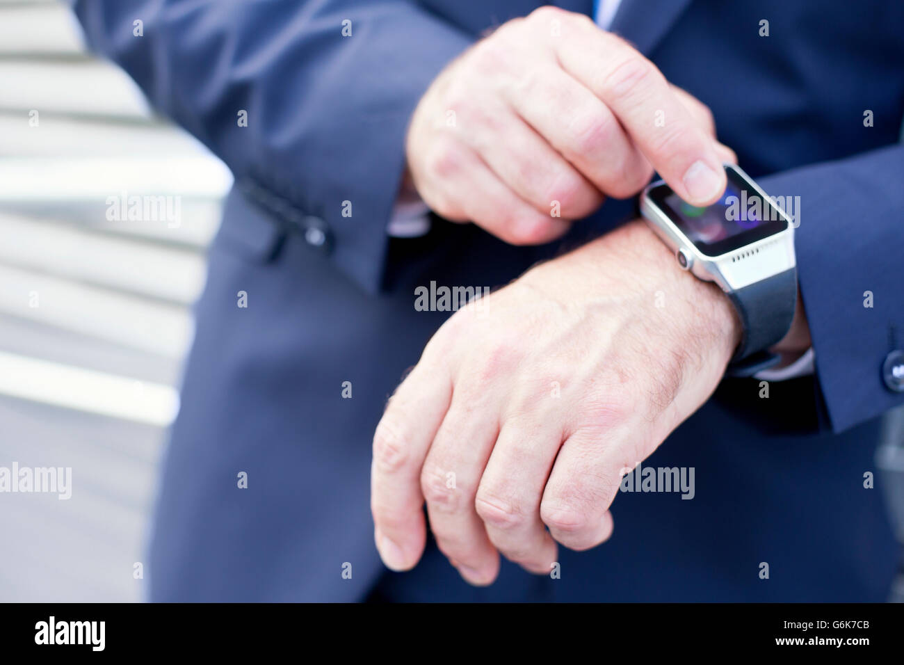 Nahaufnahme der Geschäftsmann mit smartwatch Stockfoto