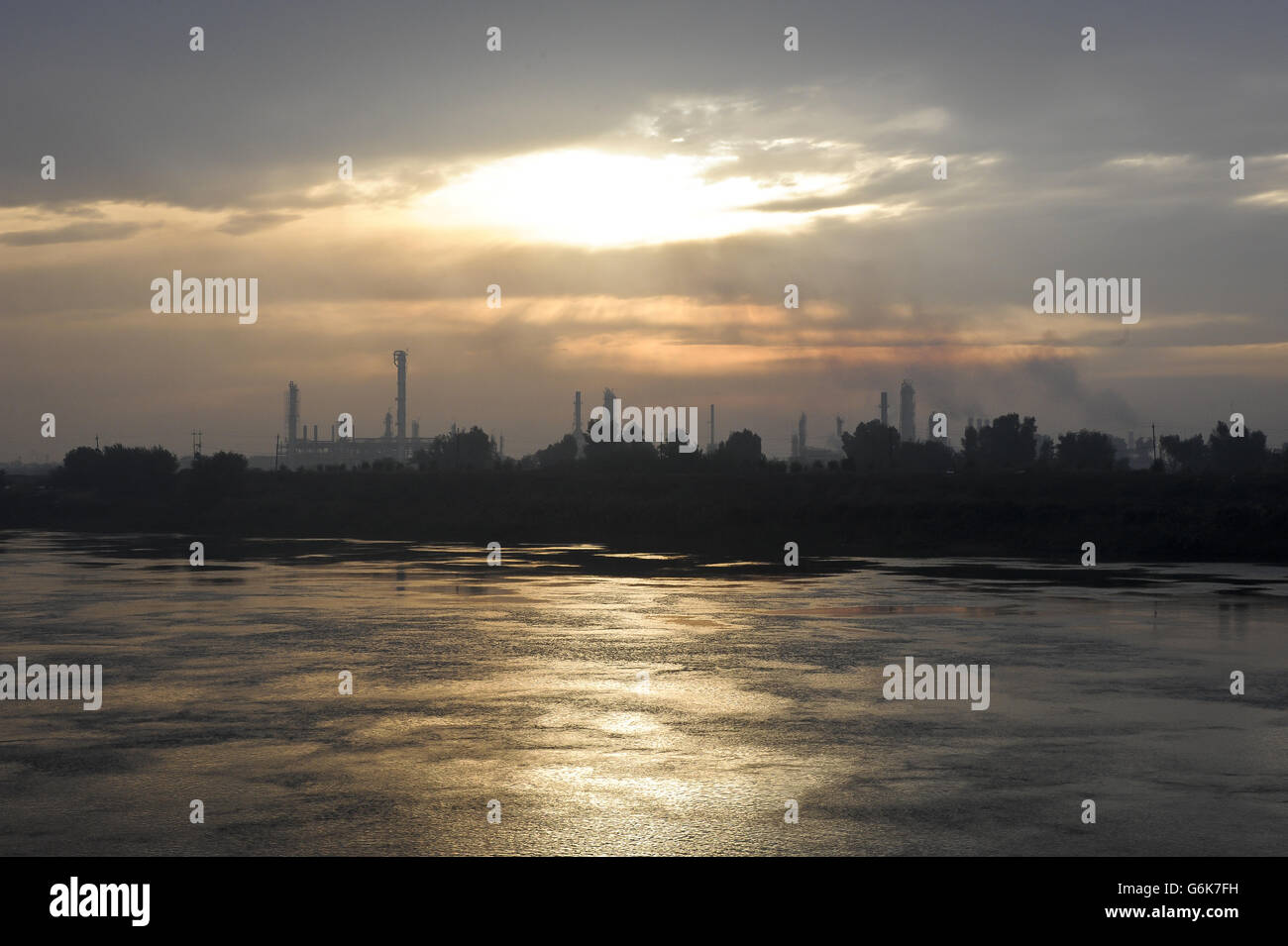 Eine allgemeine Ansicht der Dora Ölraffinerie, jenseits des Tigris Flusses, Bagdad. Stockfoto