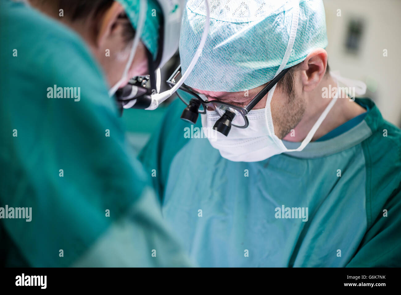 Chirurgen während der operation Stockfoto