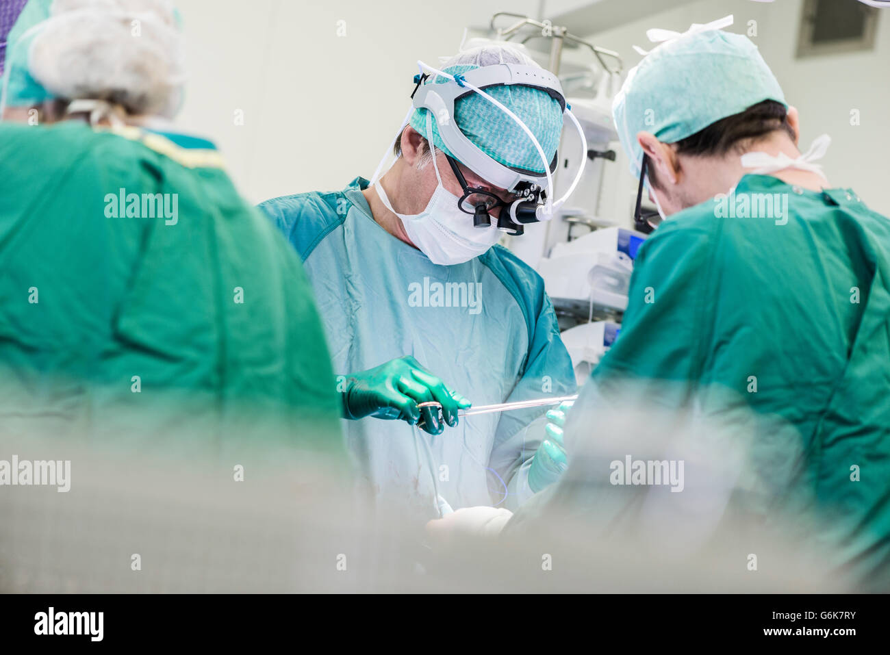 Herzchirurgen und OP-Krankenschwester während einer operation Stockfoto