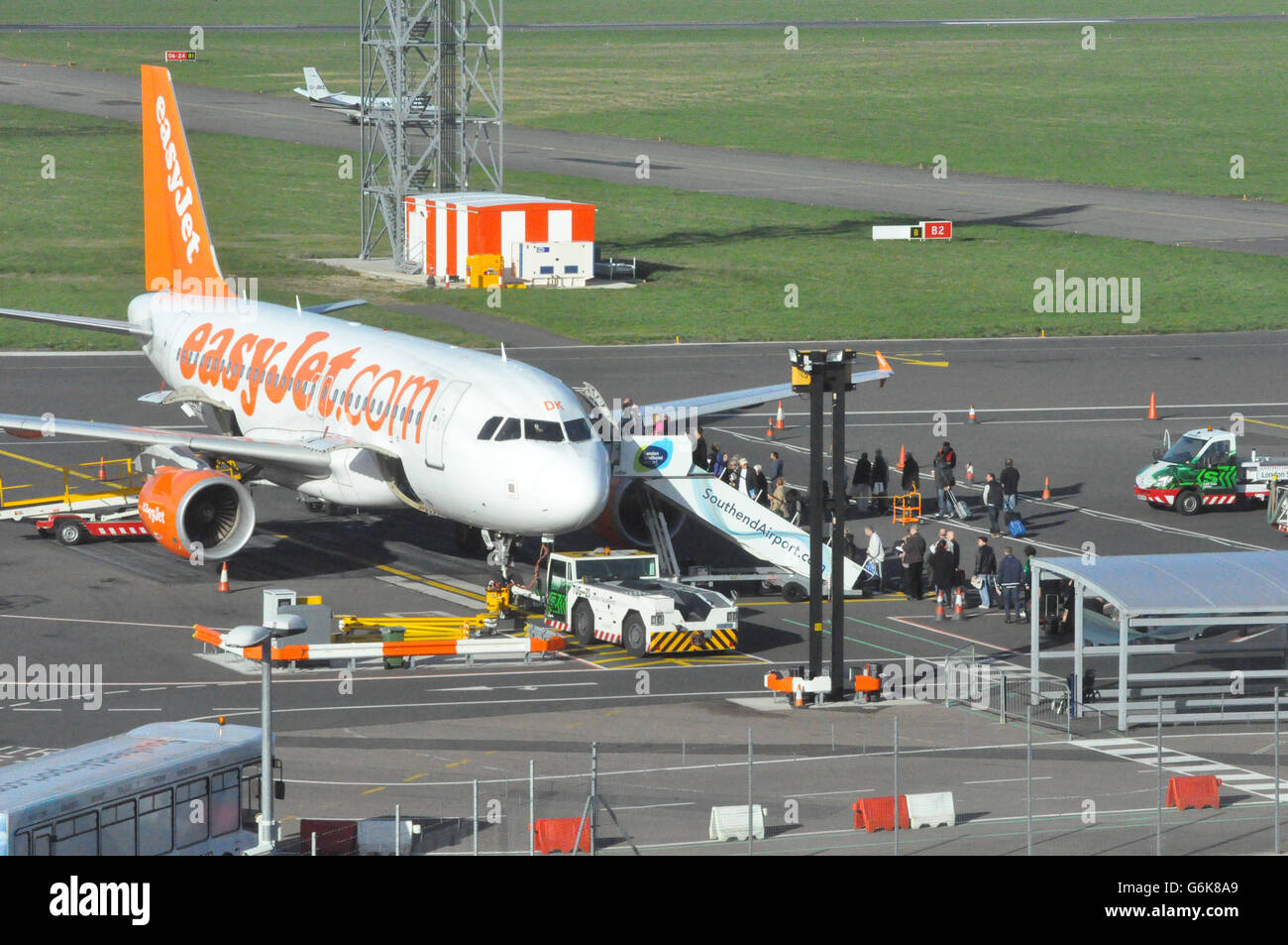 Passagiere, die ein easyJet-Flugzeug auf der Asphaltbahn am Flughafen Southend besteigen. Stockfoto