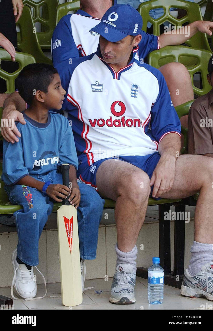 Der englische Nasser Hussain spricht auf dem Rifle Green Grounds in Colombo, Sri Lanka, mit einem der benachteiligten Kinder, die um den V.S.O-Friedensschild kämpfen. England betet, dass der Übergang von eintägigen zu Testverpflichtungen eine Veränderung des srilankischen Wetters signalisieren wird, nachdem die gestrige komplette Auswaschung den Gastgebern aufgrund ihres erdrückenden 10-Wicket-Sieges in Dambulla am vergangenen Dienstag einen 1-0-Series-Sieg bescherte. Stockfoto