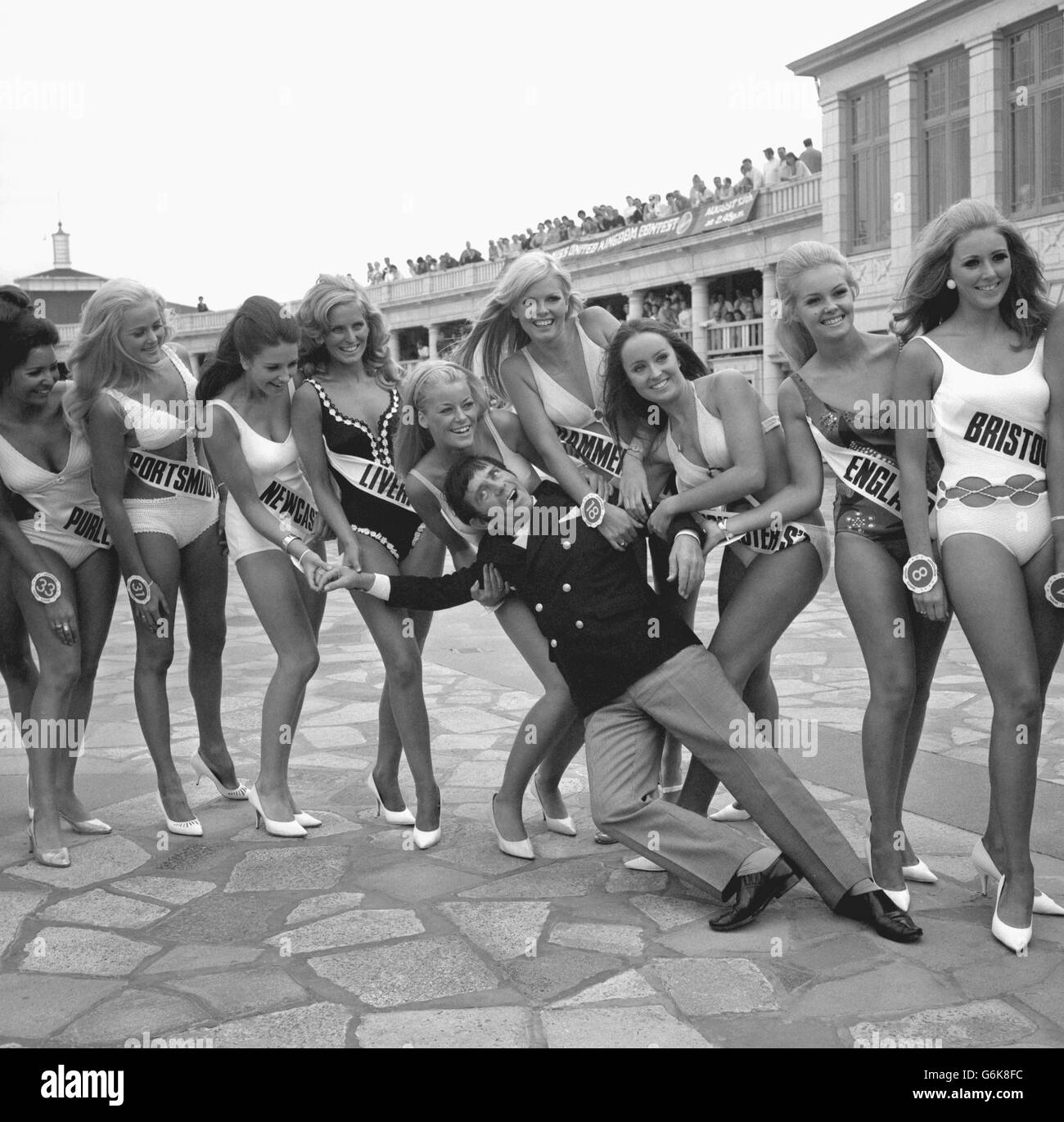 Comedian Norman Wisdom in Blackpool mit einigen der Konkurrenten im Finale des Miss United Kingdom Contest, in dem er Richter ist. Die Mädchen sind (von l-r) Carol Ann Bull, 23, von Brighton, Pauline Renshaw, 22, von Southsea, Lynne Nicholson (Miss Newcastle), 19, von Nookside, Gaynor Lacey, 20, von Woolton, Liverpool, Penelope Stevenson (Miss Hull), 22, von North Ferriby, Anthea Redfern (Miss Hammersmith), 22, von Manchester, South Jean Galston 18 Von Manchester, Yvonne Ormes (Miss England), 21, von Nantwich und Caroline Holmes, 19, von Bristol. Stockfoto