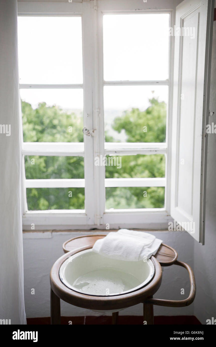 Waschtisch in eine Front von einem Fenster in einem Landhaus Stockfoto