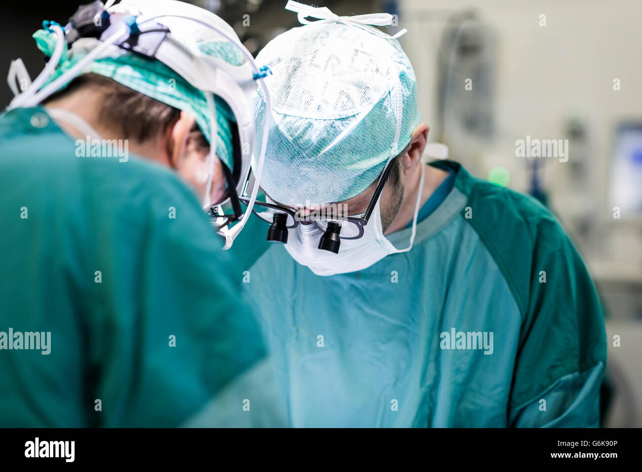 Chirurgen während der operation Stockfoto