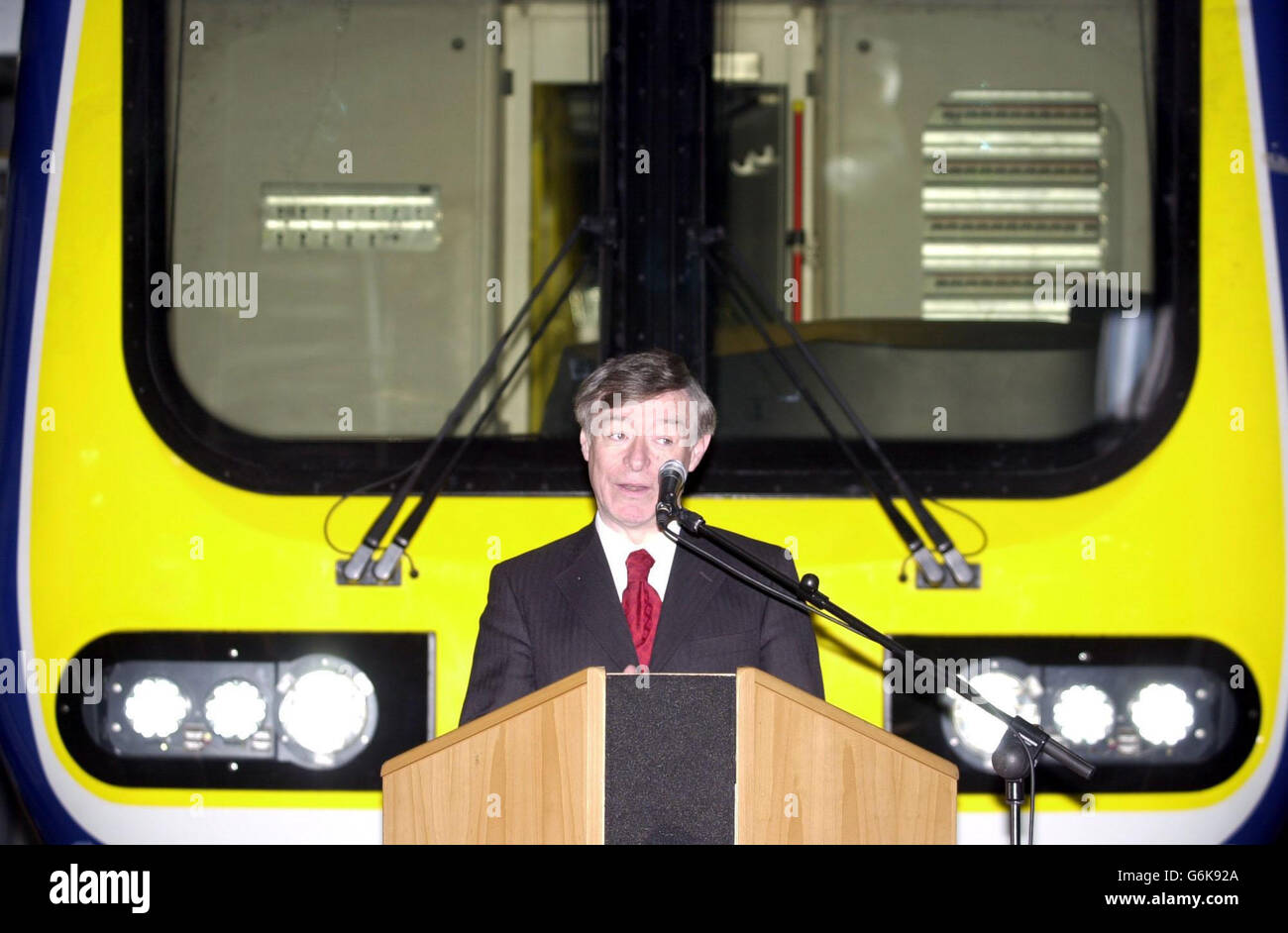 Verkehrsminister Seamus Brennan beim Start des neuen Eisenbahnservice-Depots am Bahnhof Drogheda, County Louth. Seamus Brennan eröffnete das hochmoderne 29.4 Millionen (42 Millionen Euro) Eisenbahnwaggon-Depot in Drogheda und sagte, dass Pendler im Jahr 2004 beginnen würden, die Vorteile der enormen Investitionen zu nutzen, die in den Schienenverkehr des Landes gepflügt wurden. Stockfoto