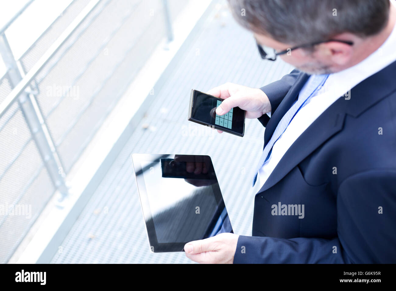 Geschäftsmann mit Smartphone im freien Stockfoto