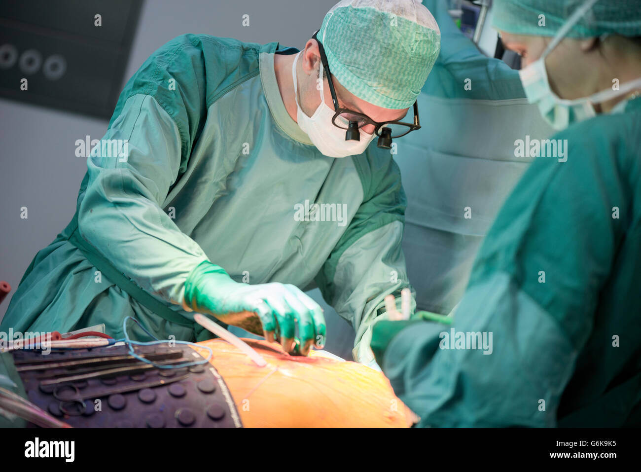 Herzchirurgen während einer Herzoperation Stockfoto