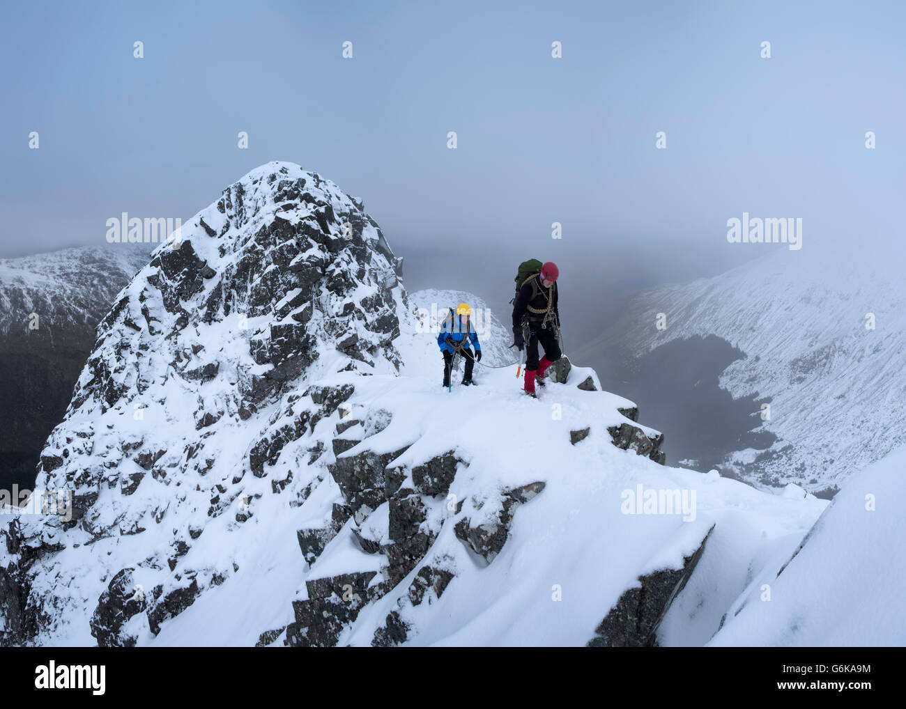 Schottland, Glencoe, Beinn a'Bheithir, Bergsteigen im winter Stockfoto