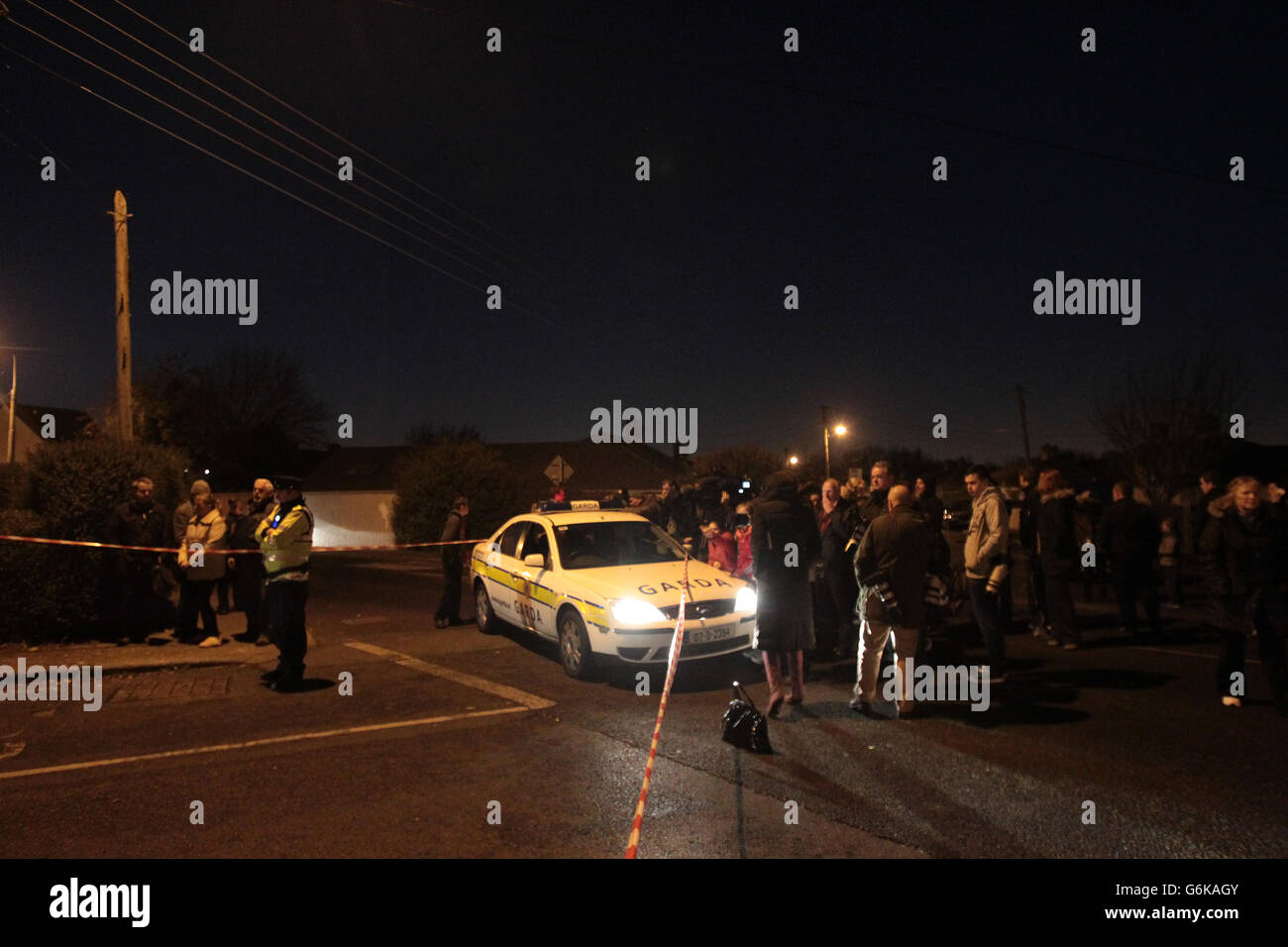 Die Absperrung in der Nähe der Szene einer bewaffneten Belagerung in der Windy Arbour Gegend im Süden Dublins. DRÜCKEN Sie VERBANDSFOTO. Bilddatum: Mittwoch, 4. Dezember 2013. Siehe PA Geschichte POLIZEI Belagerung Irland. Bildnachweis sollte lauten: Niall Carson/PA Wire Stockfoto