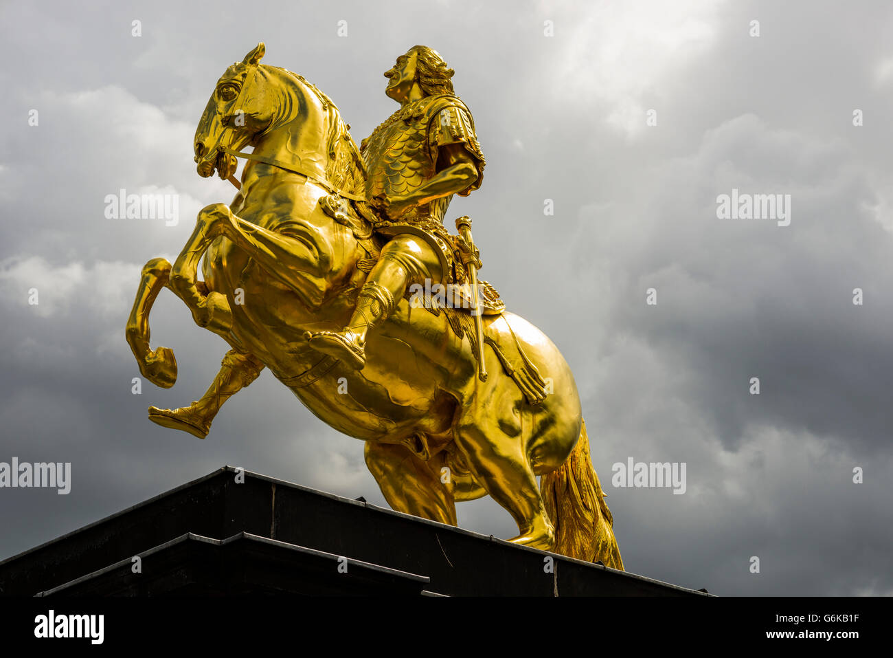 Deutschland, Dresden, Blick zum Reiterstandbild "Goldener Reiter" Stockfoto