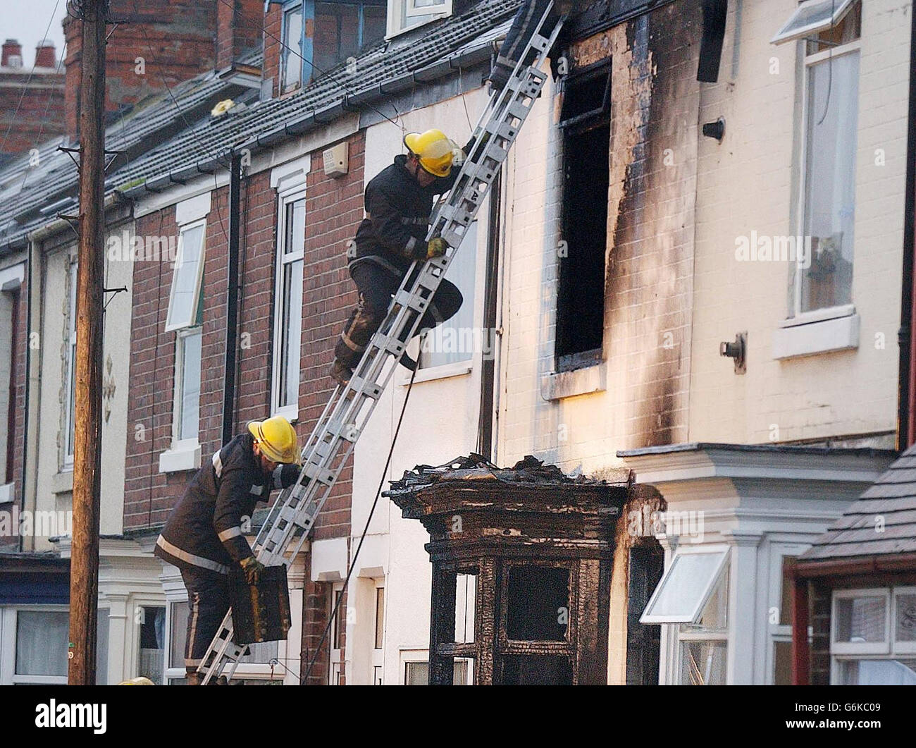 Humberside Fire Service vor dem Haus, wo drei Kinder nach einem Brand in ihrem Haus in Goole starben. Um 1.57 Uhr morgens wurden Feuerwehrleute gerufen, wo sie eine Frau vor einem Haus fanden, die sagte, dass ihre drei Kinder darin gefangen seien. Der Sprecher der Polizei von Humberside sagte, dass es im Moment keine Angaben darüber gebe, welche Ursache das Feuer verursacht habe. Stockfoto