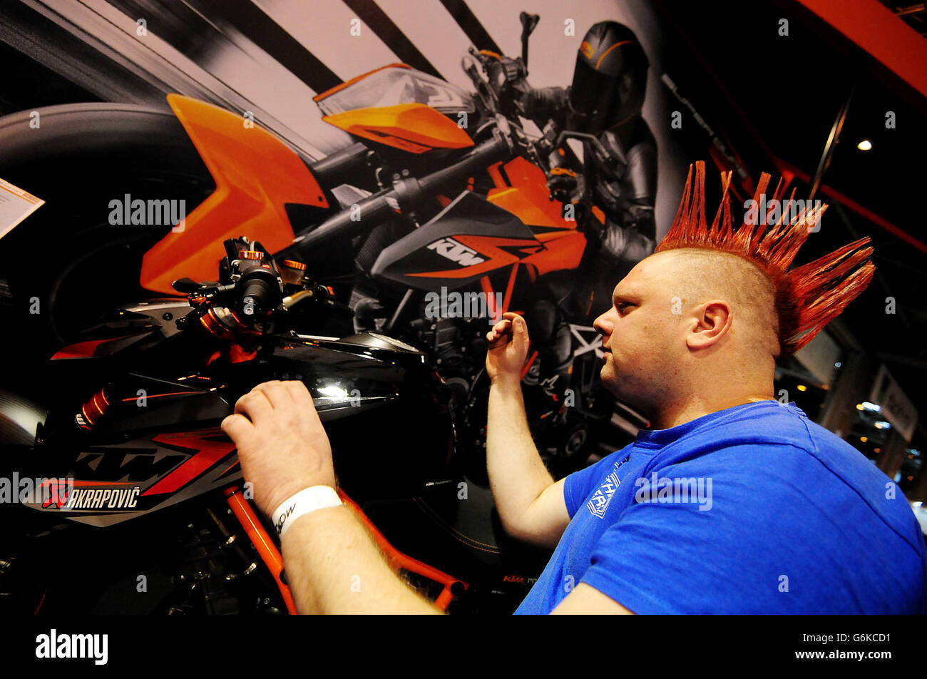Nick Dean aus Wiltshire schaut sich ein KTM Bike während eines Besuchs auf dem Motorcycle Live 2013, NEC, Birmingham an. Stockfoto