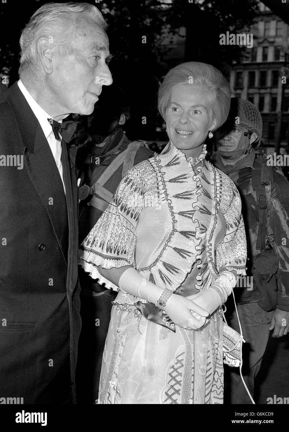 Die Herzogin von Kent und Earl Mountbatten von Burma kommen im Leicester Square Theatre zur Londoner Premiere von „A Bridge Too Far“, einem 25 Millionen-Dollar-Filmdenkmal zur tragischen Schlacht von Arnhem im Jahr 1944. Stockfoto