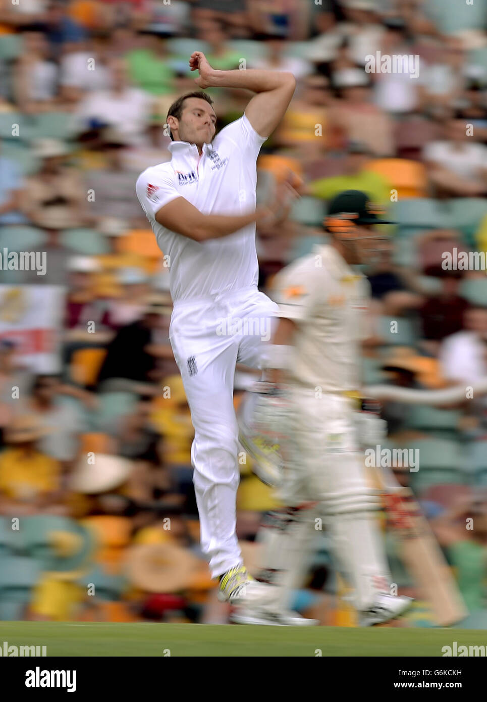 Cricket - The Ashes 2013-14 - erster Test - Australien gegen England - Tag zwei - The Gabba. Der englische Chris Tremlett bowelt am zweiten Tag des ersten Ashes Tests in Gabba, Brisbane, Australien. Stockfoto